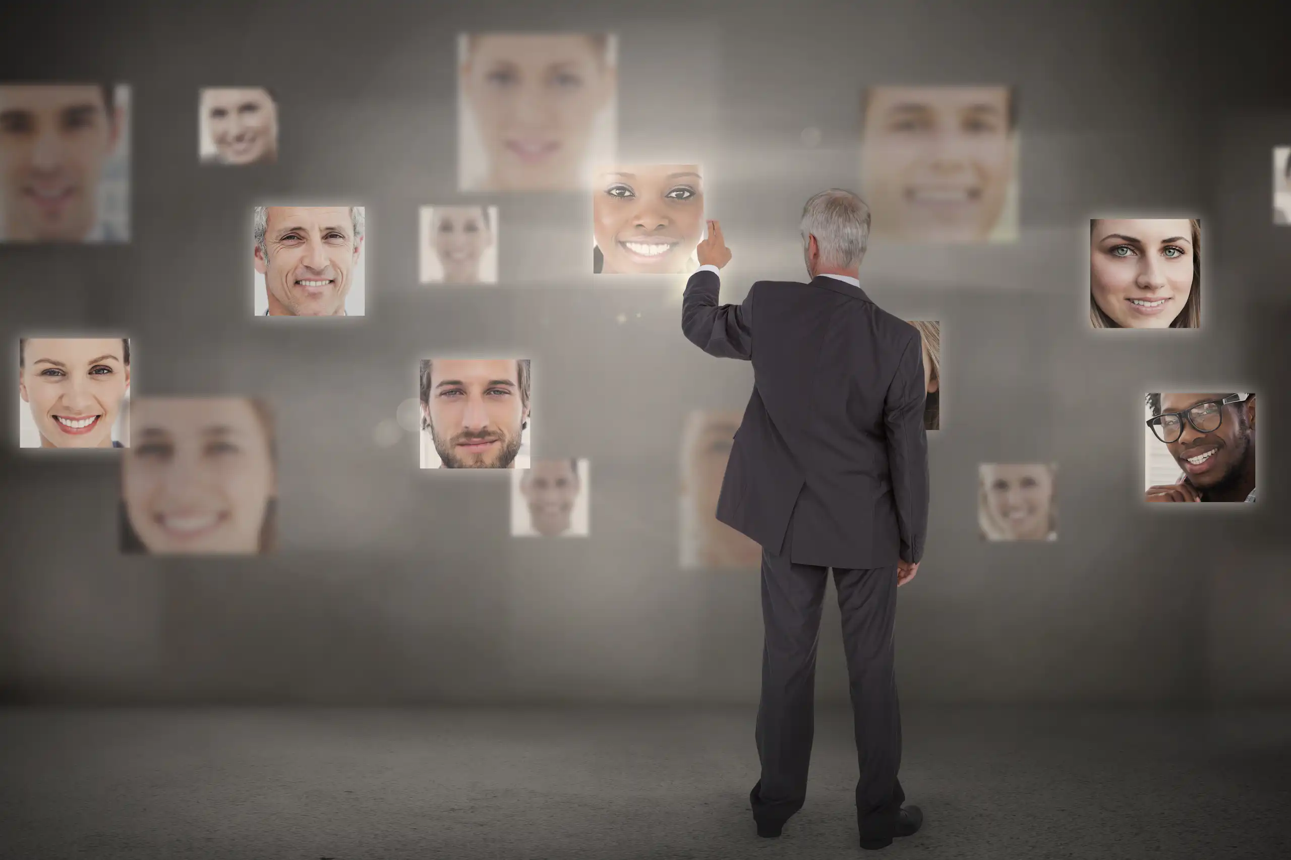 Homme cliquant sur des visages