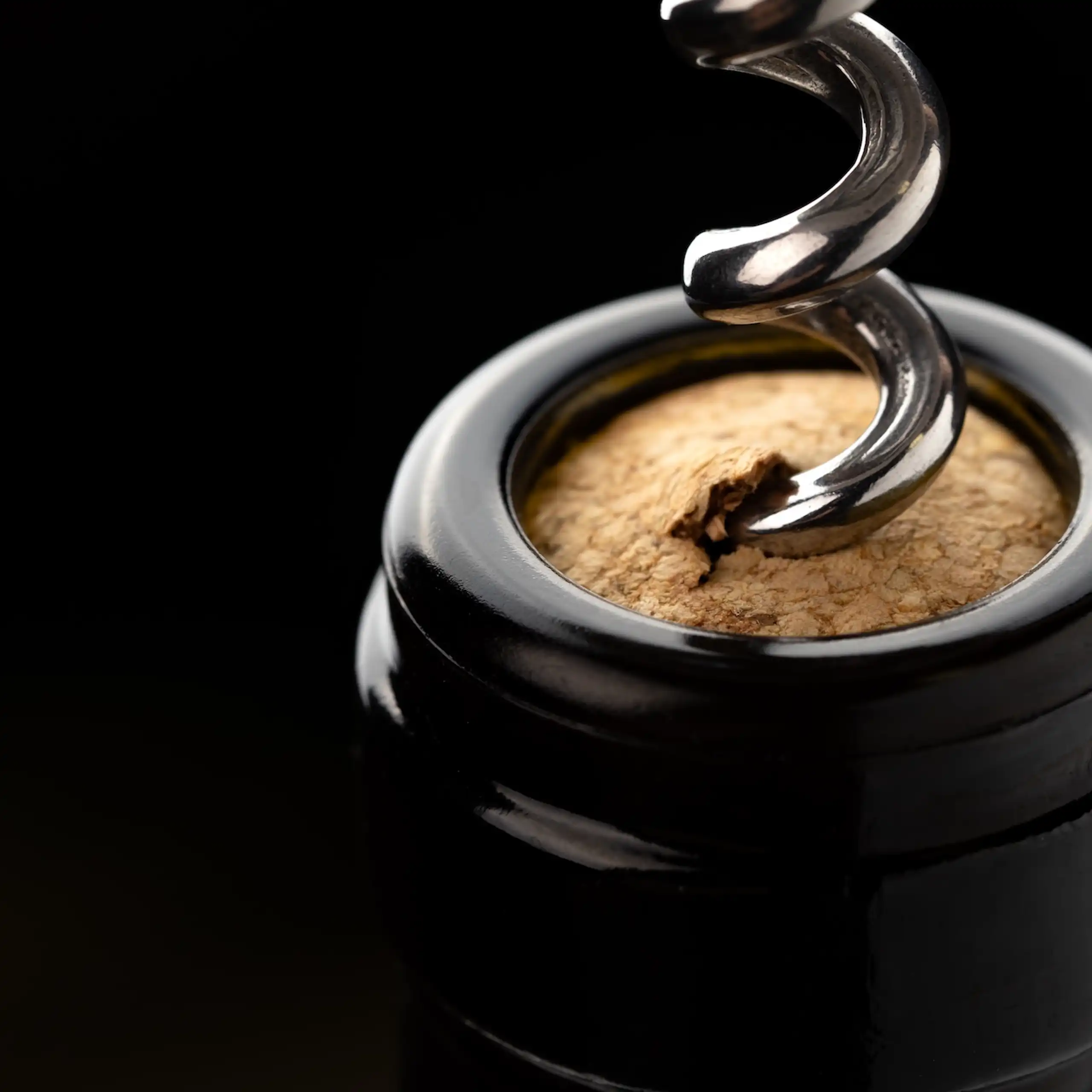 zoom sur un bouchon et un goulot de bouteille de vin
