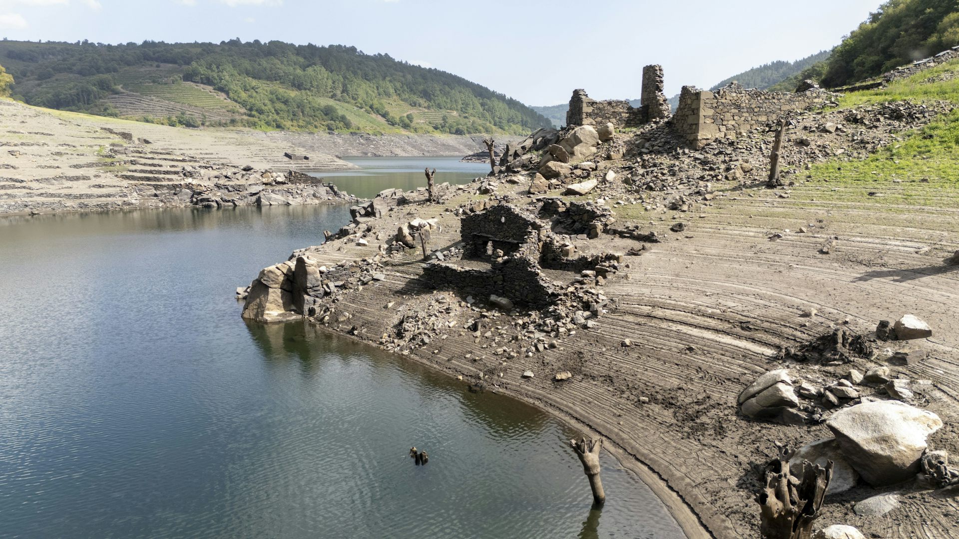 Un embalse cuyas orillas desvelan el descenso del nivel del agua