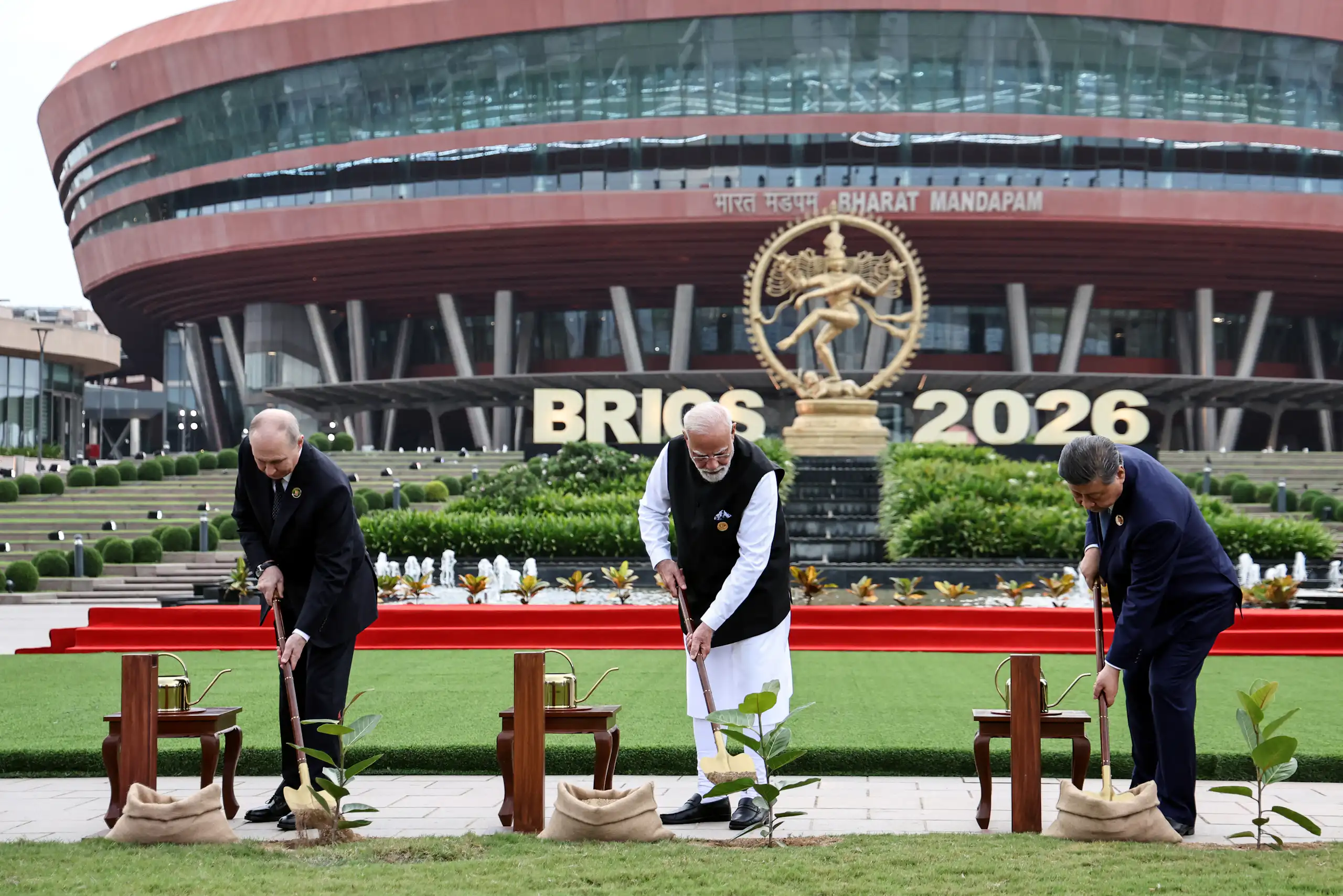 Vladimir Poutine, Narendra Modi et Xi Jinping, chacun ajoutant de la terre à un jeune arbre tout juste planté.