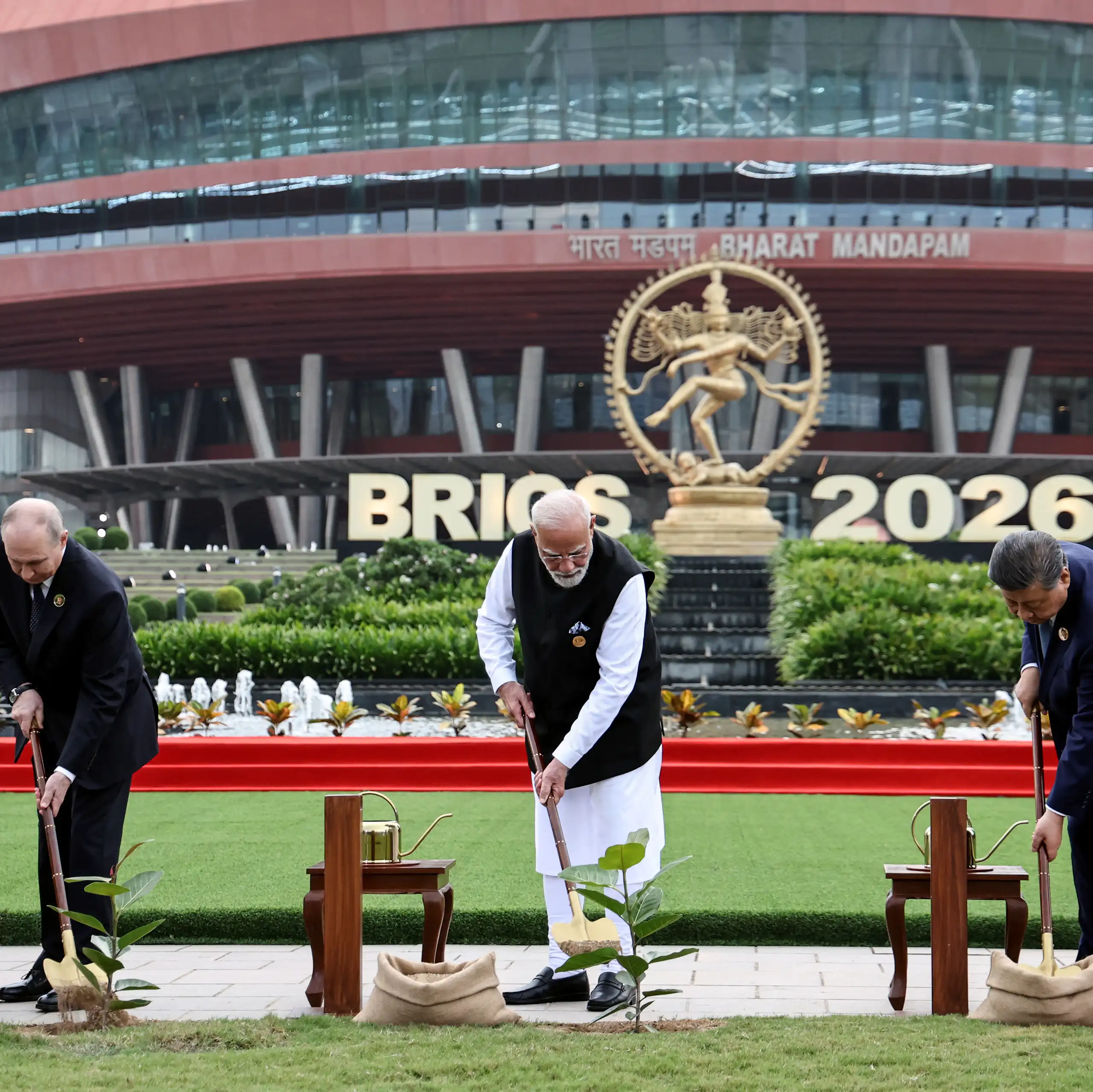 Vladimir Poutine, Narendra Modi et Xi Jinping, chacun ajoutant de la terre à un jeune arbre tout juste planté.
