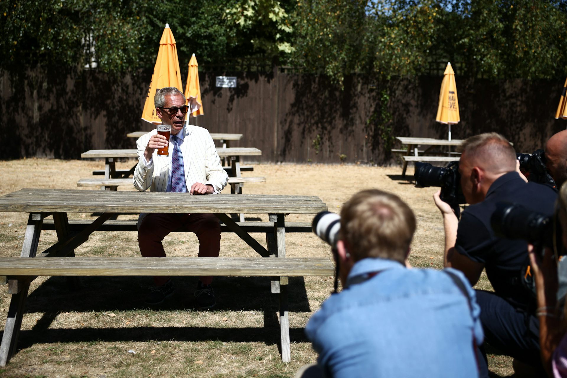 Séance photo de Fzrage buvant une bière, seul, au soleil.