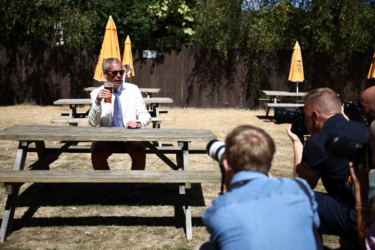 Séance photo de Fzrage buvant une bière, seul, au soleil.