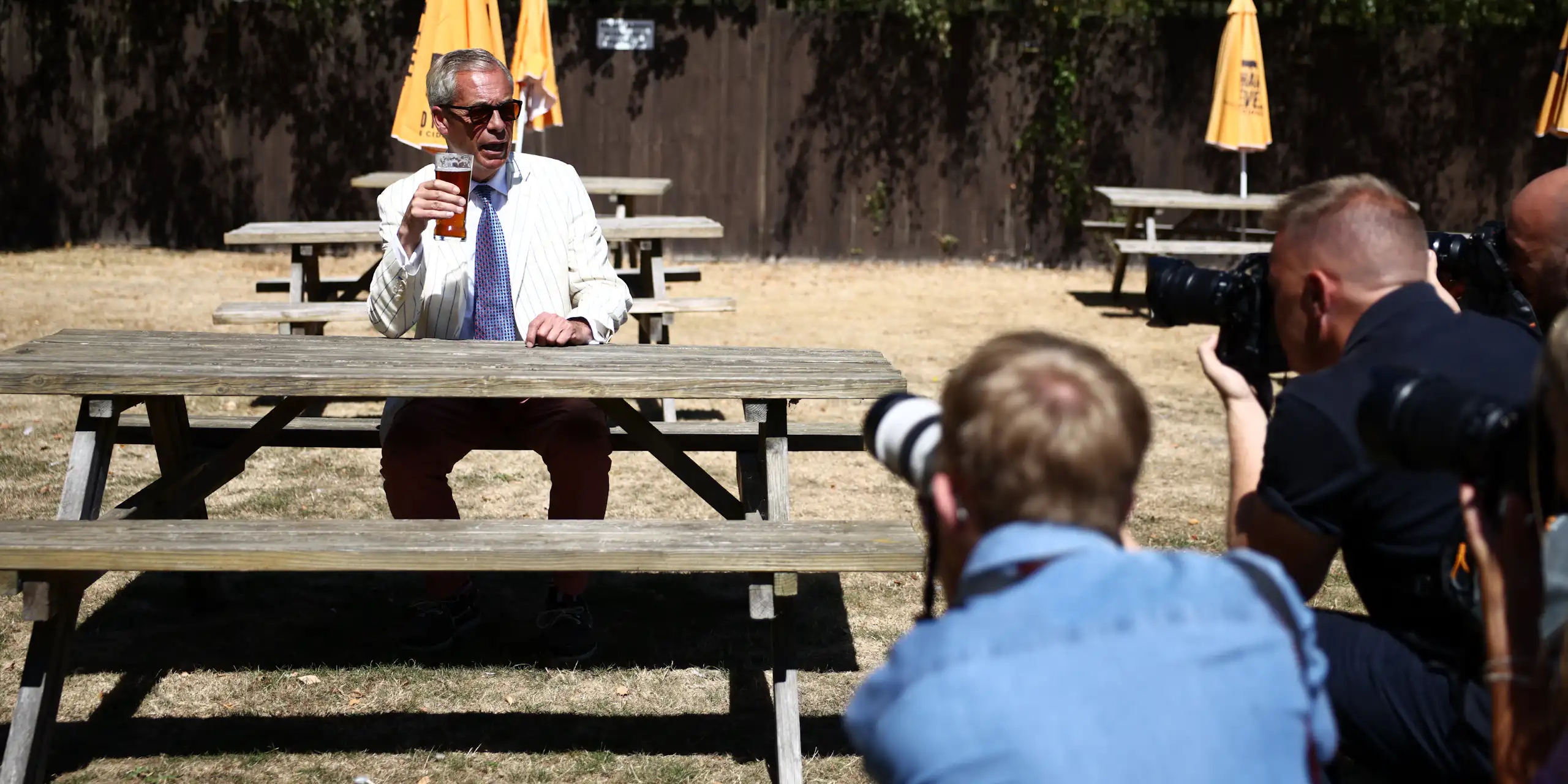 Séance photo de Fzrage buvant une bière, seul, au soleil.