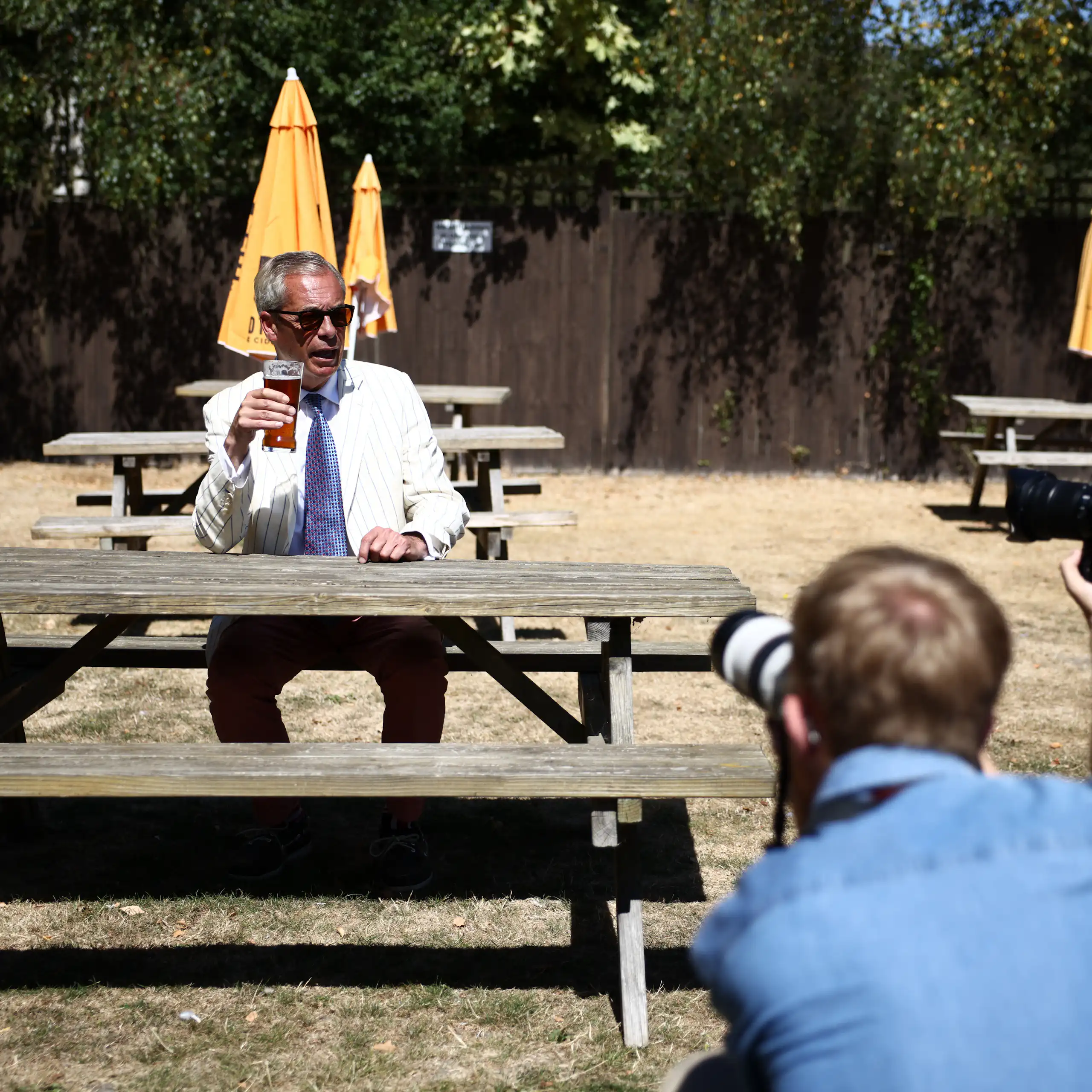 Séance photo de Fzrage buvant une bière, seul, au soleil.