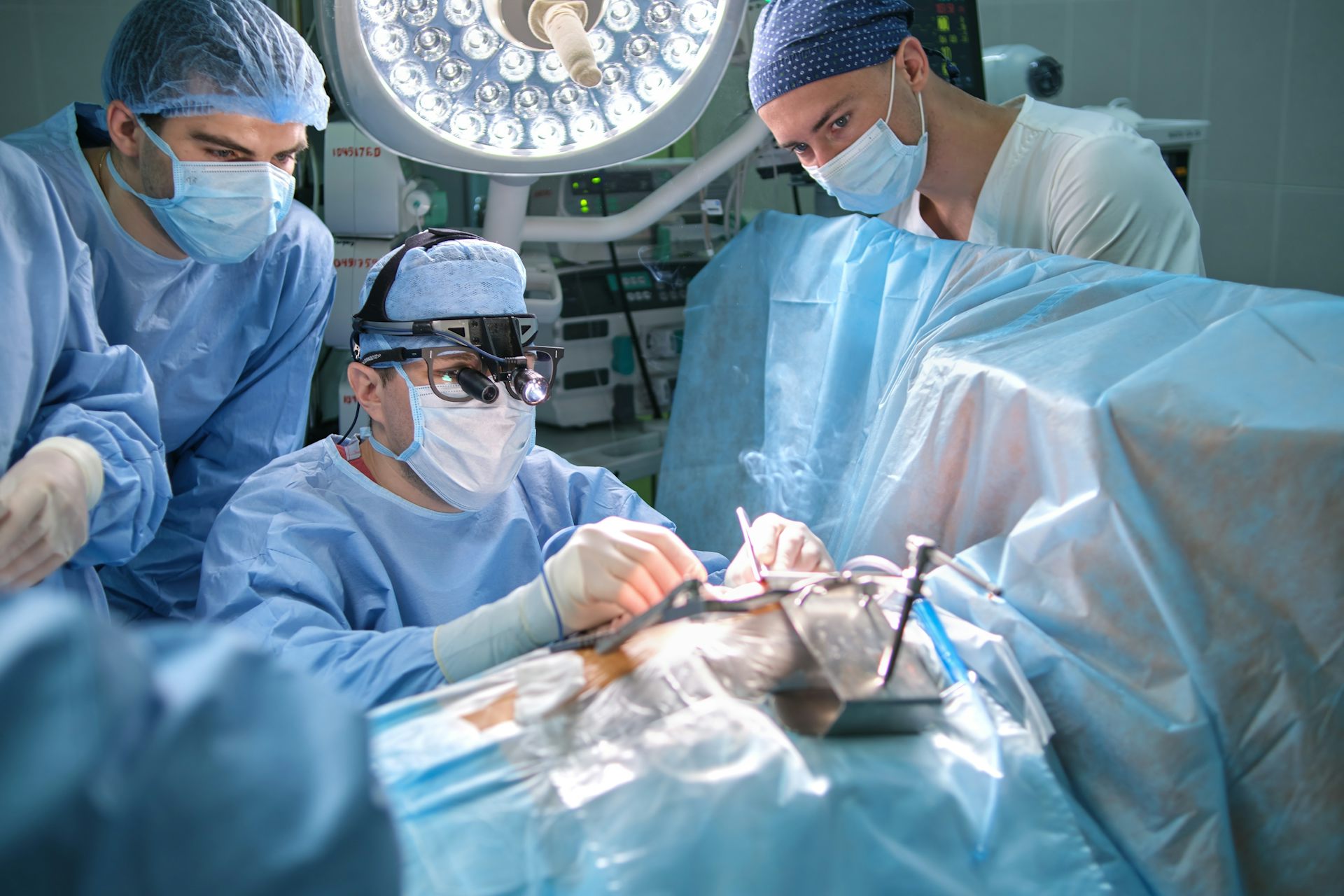 Photo de chirurgiens cardiaques en intervention.