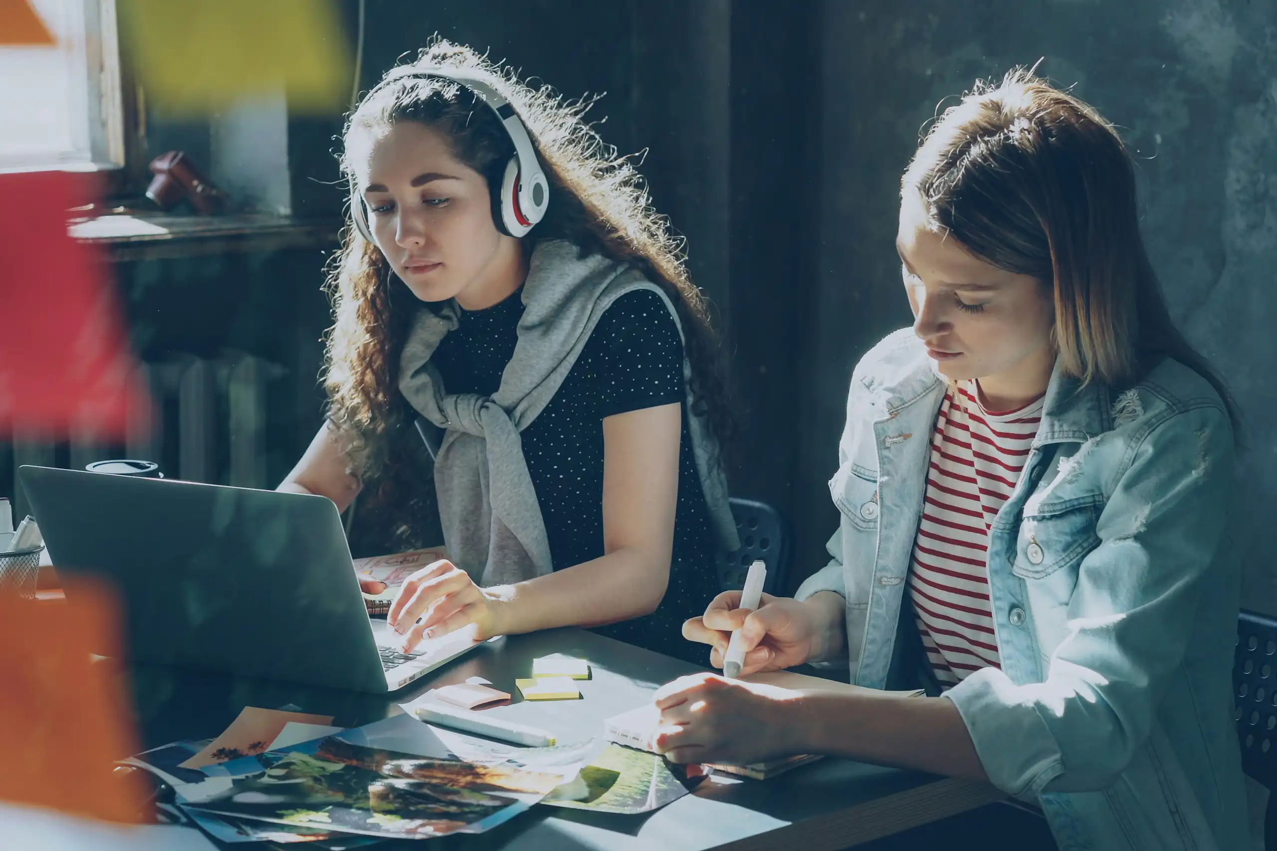 jeunes femmes qui travaillent