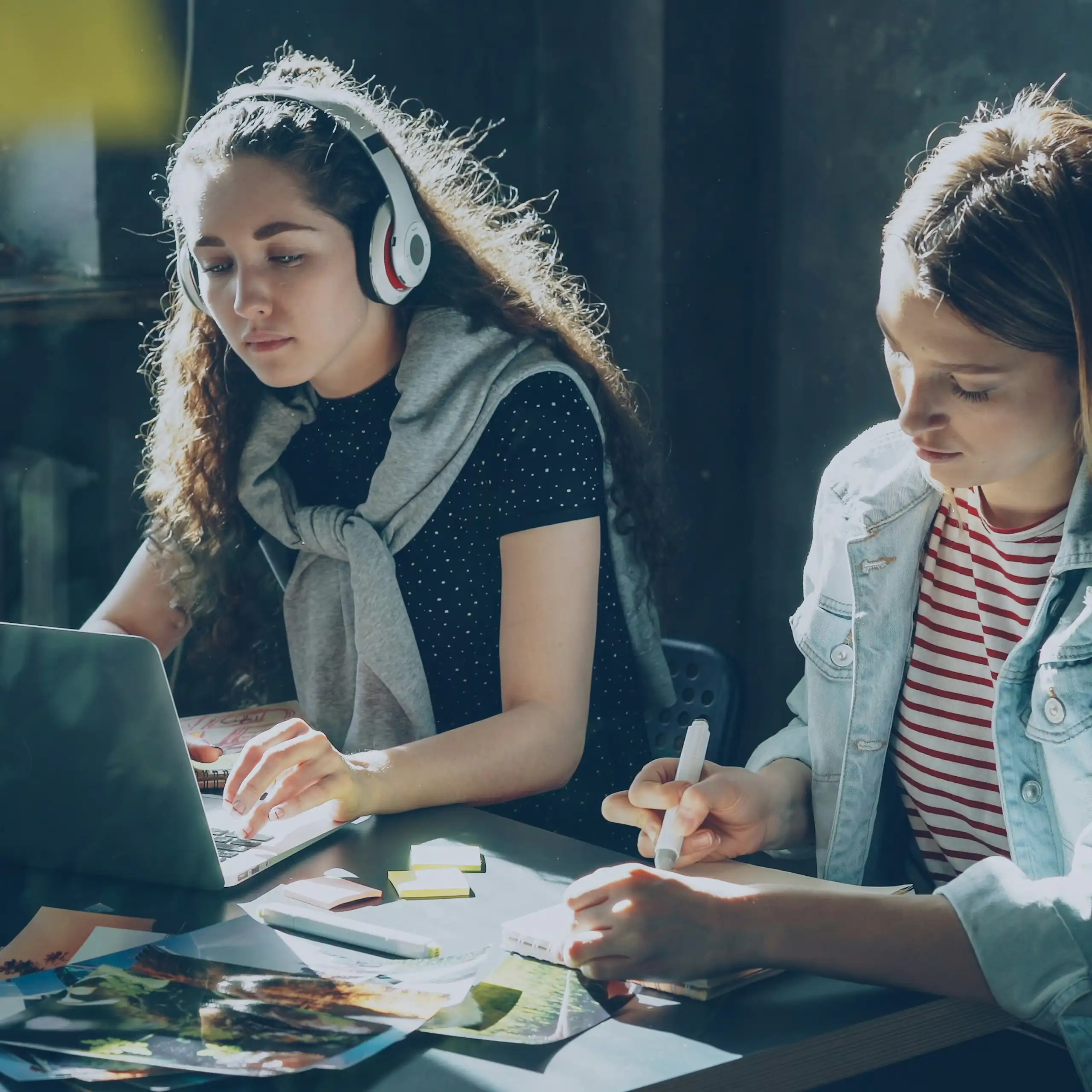 jeunes femmes qui travaillent