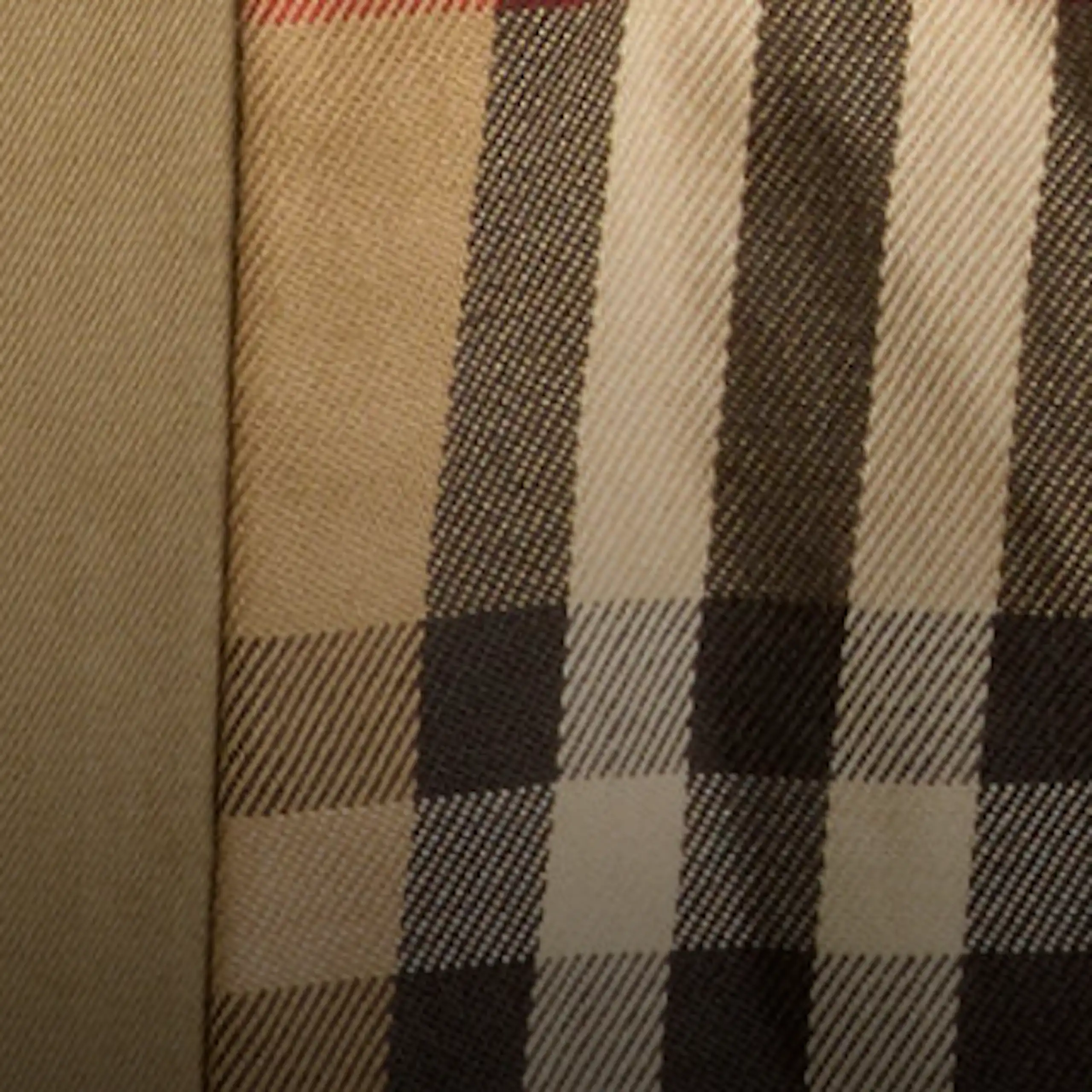 Détail de l’affiche : le motif à carreaux