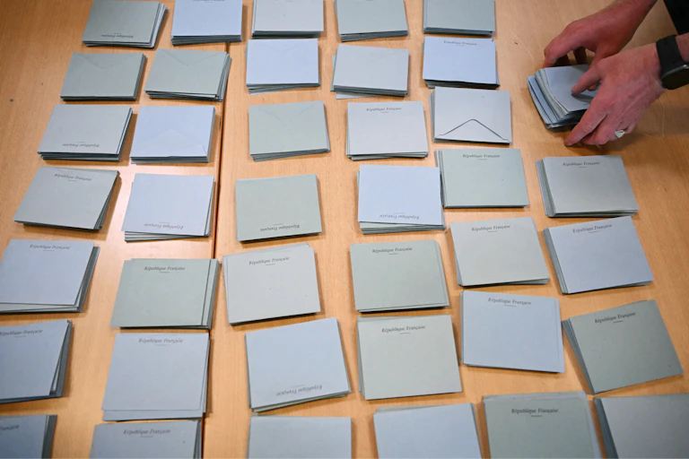 Bulletins de vote avant leur dépouillement, lors du second tour des élections législatives françaises, dans un bureau de vote d'Illkirch-Graffenstaden, dans l'est de la France, le 7 juillet 2024.