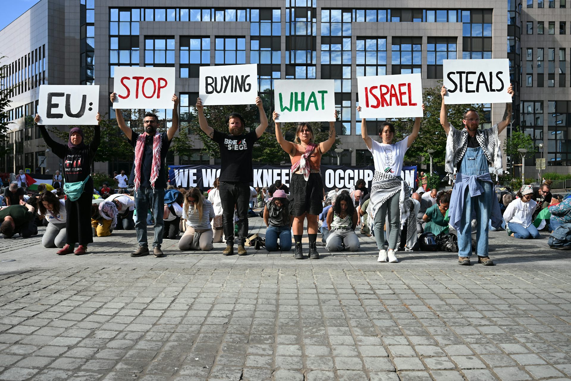 Sur les pancartes, on peut lire en anglais : « UE : arrêtez d'acheter ce qu'IsraËl vole. »