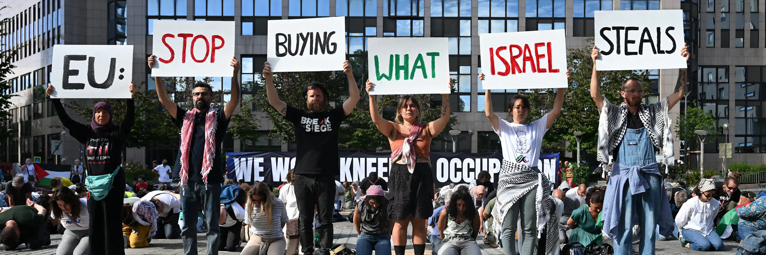 Sur les pancartes, on peut lire en anglais : « UE : arrêtez d'acheter ce qu'IsraËl vole. »
