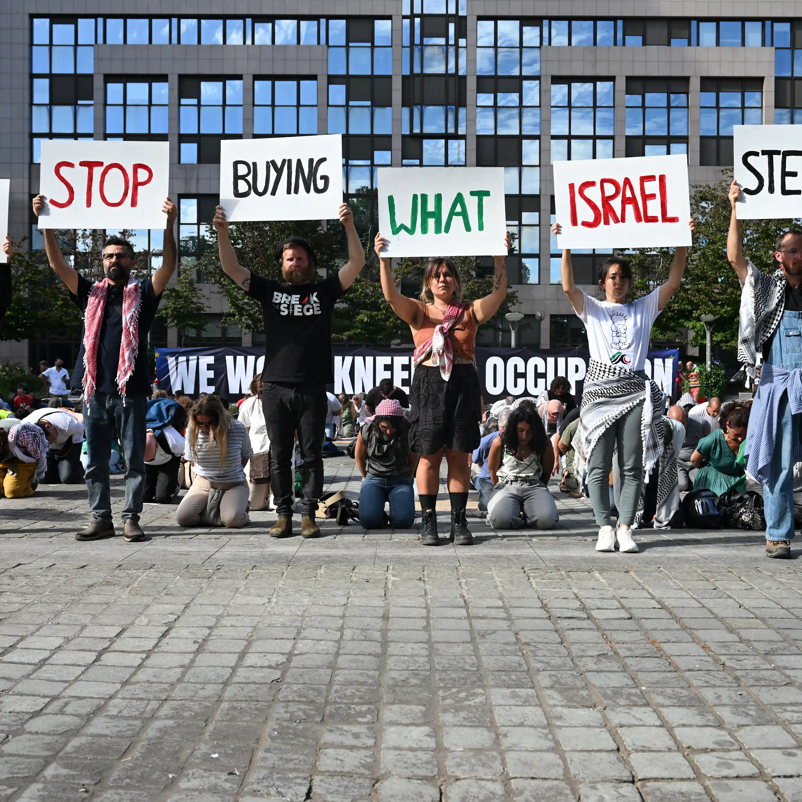 Sur les pancartes, on peut lire en anglais : « UE : arrêtez d'acheter ce qu'IsraËl vole. »