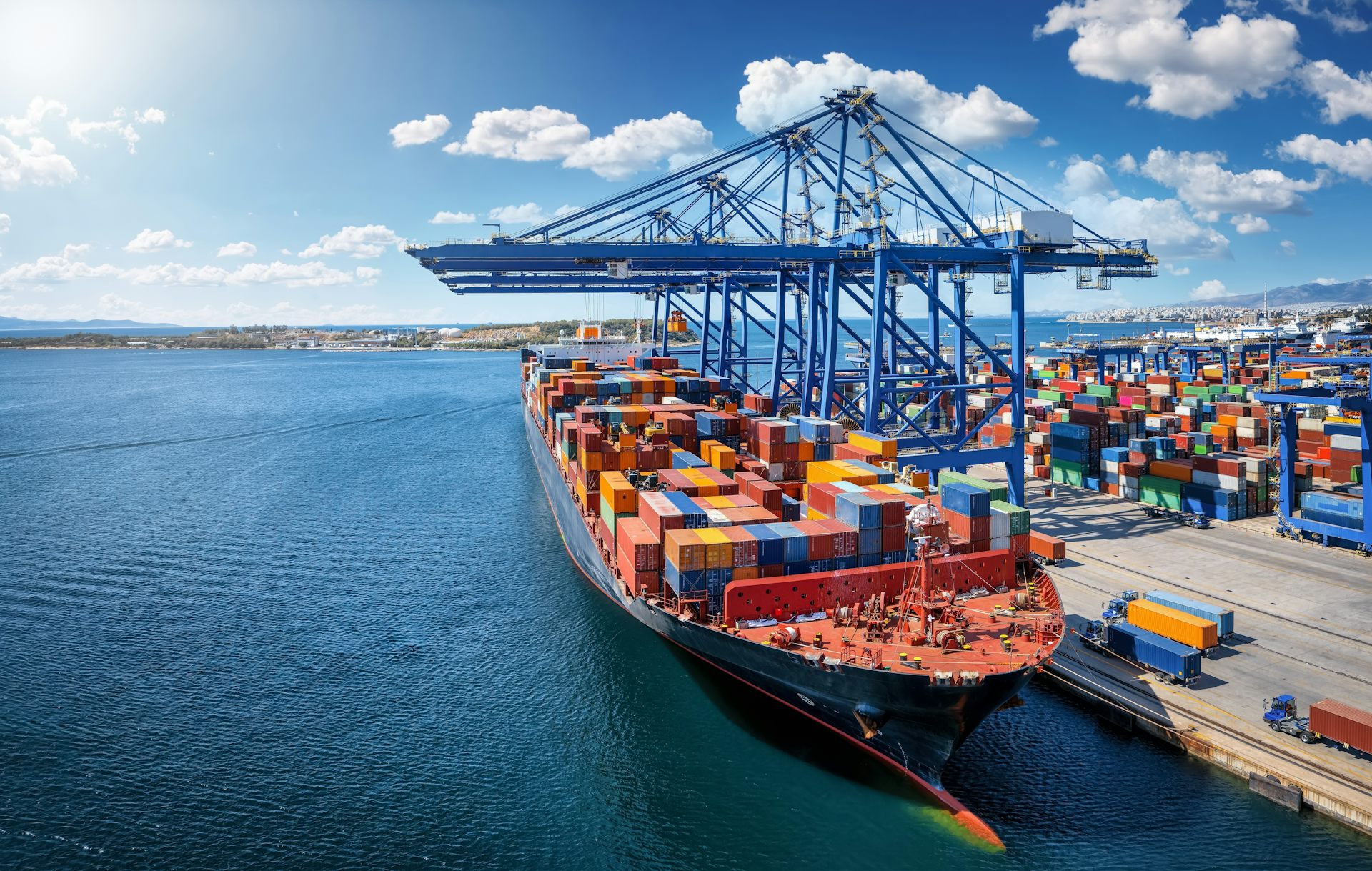 Vue d'un porte-containers à quai dans un grand port.