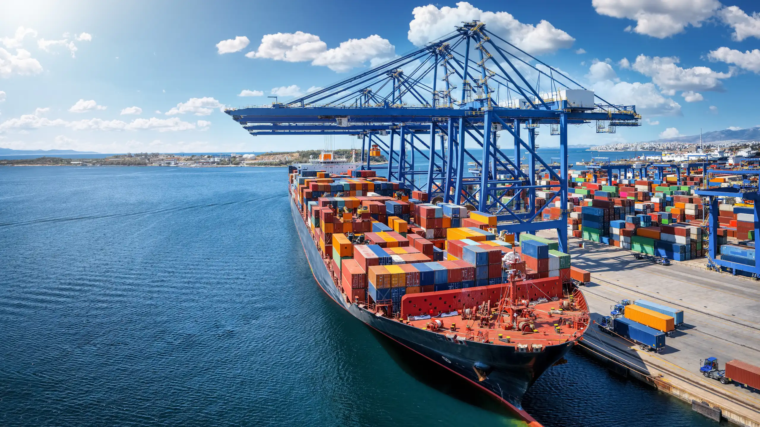 Vue d'un porte-containers à quai dans un grand port.