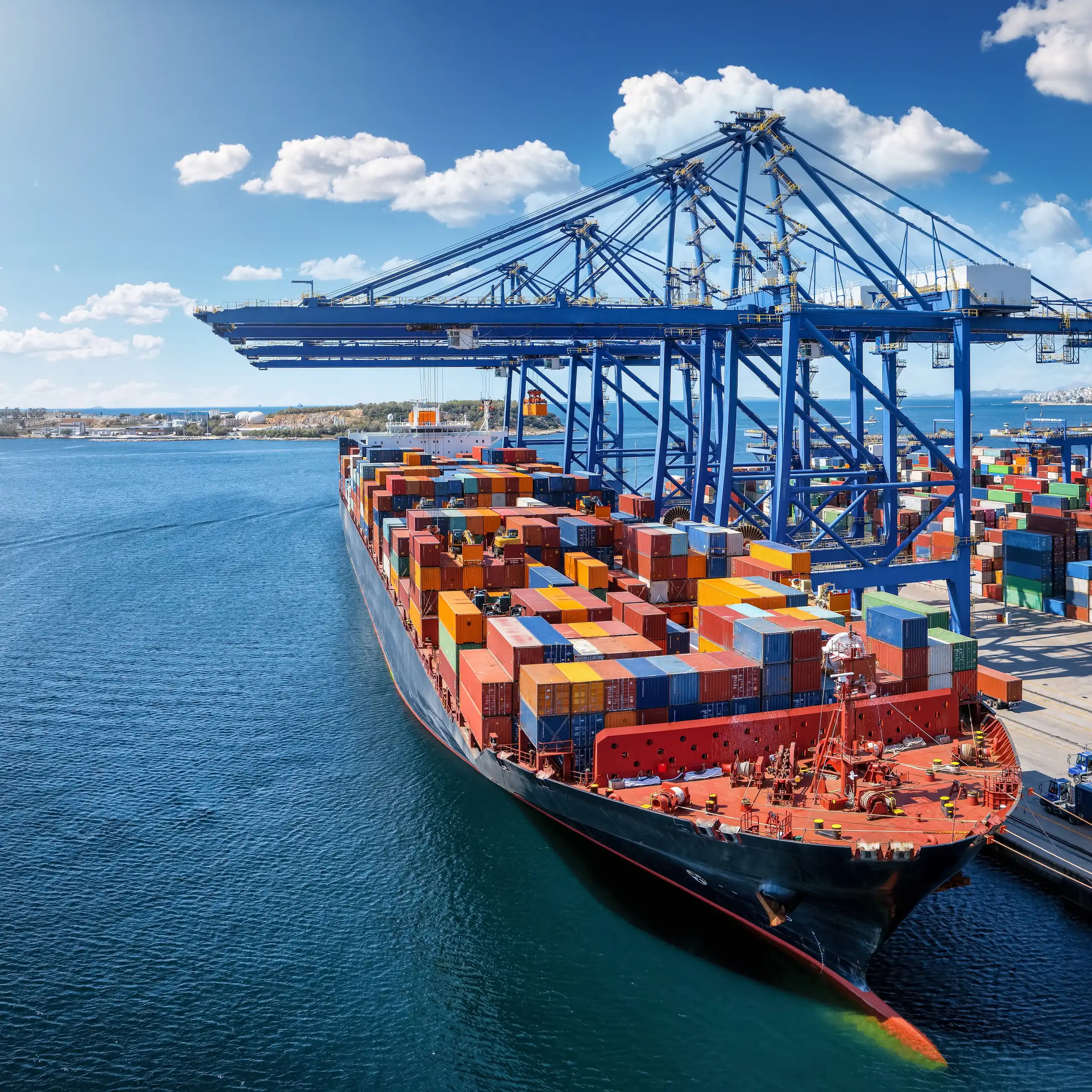 Vue d'un porte-containers à quai dans un grand port.