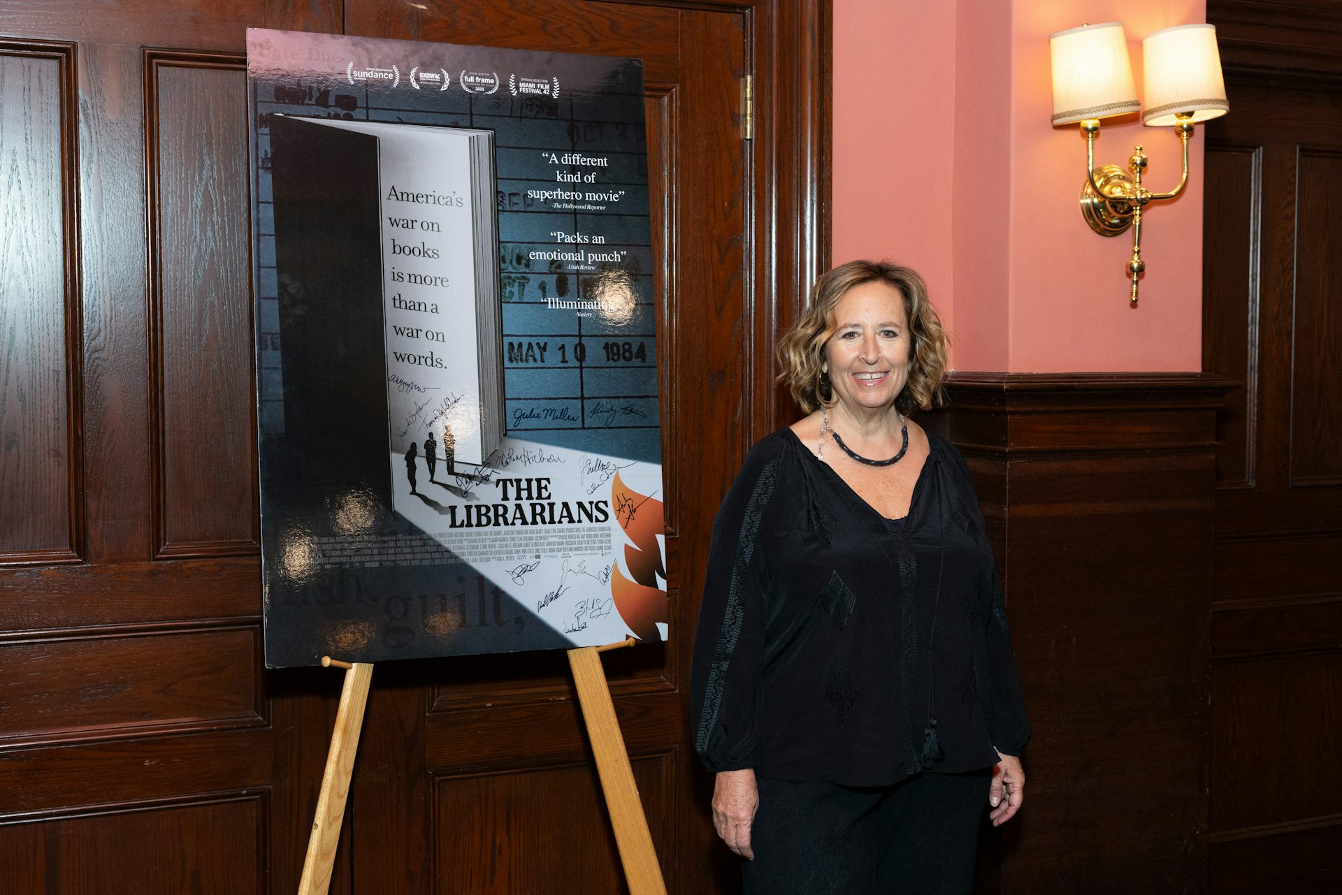  Kim A. Snyder devant l’affiche du film dont la baseline précise&nbsp;: «&nbsp;La guerre de l’Amérique contre les livres est plus qu’une guerre contre les mots.&nbsp;»