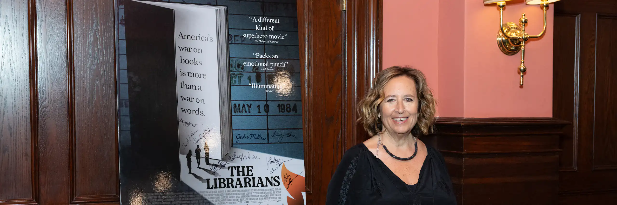 Kim A. Snyder devant l’affiche du film dont la baseline précise : « La guerre de l’Amérique contre les livres est plus qu’une guerre contre les mots. »