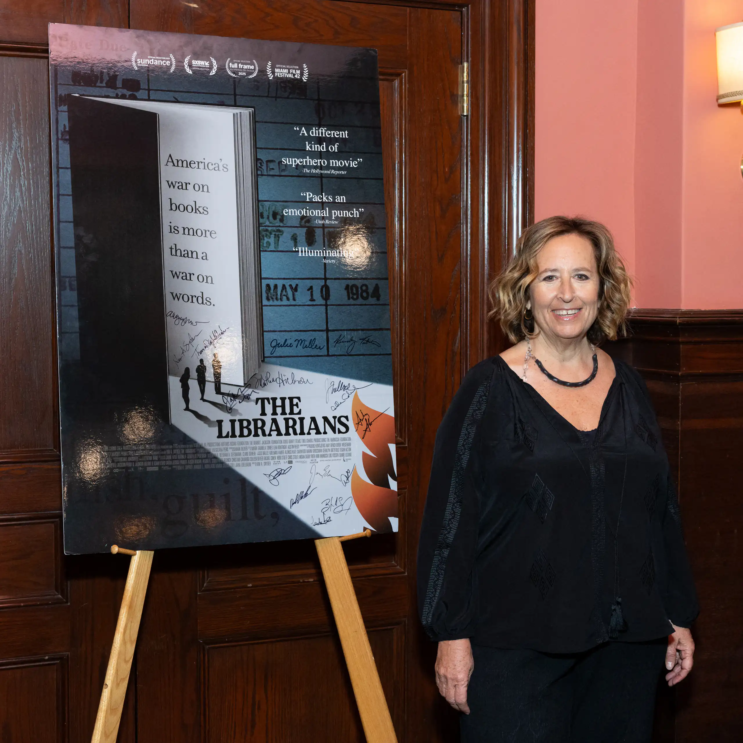 Kim A. Snyder devant l’affiche du film dont la baseline précise : « La guerre de l’Amérique contre les livres est plus qu’une guerre contre les mots. »