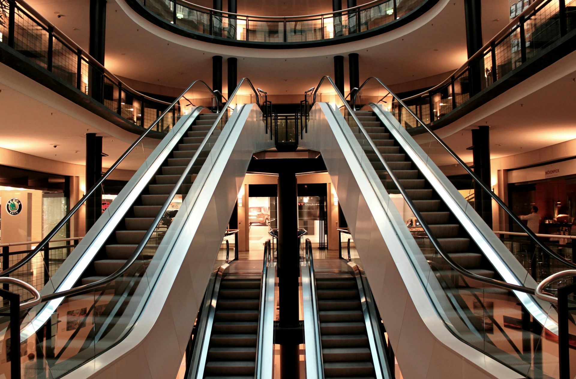 Escadas rolantes dentro de um shopping center vazio.
