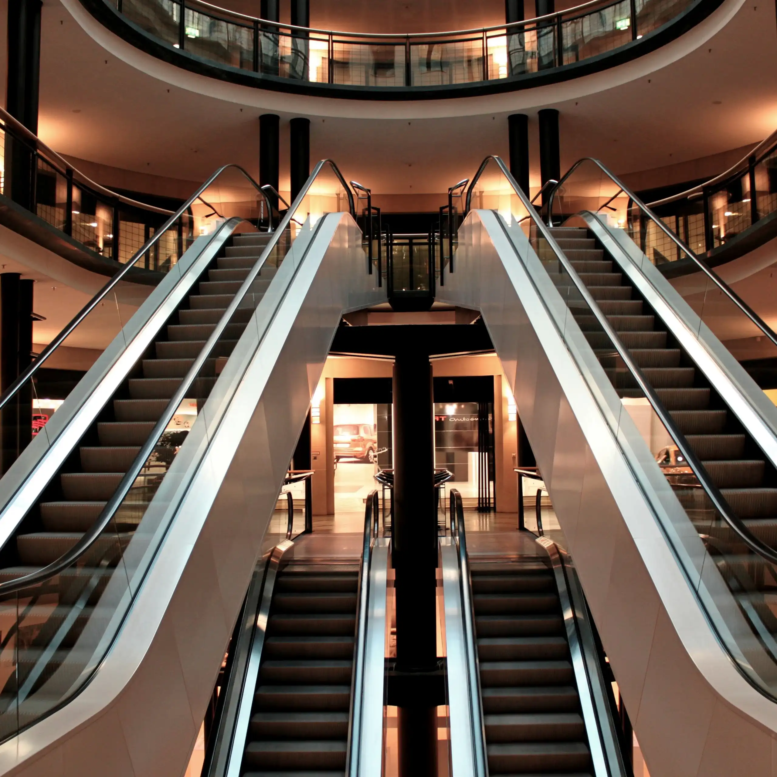 Escadas rolantes dentro de um shopping center vazio.