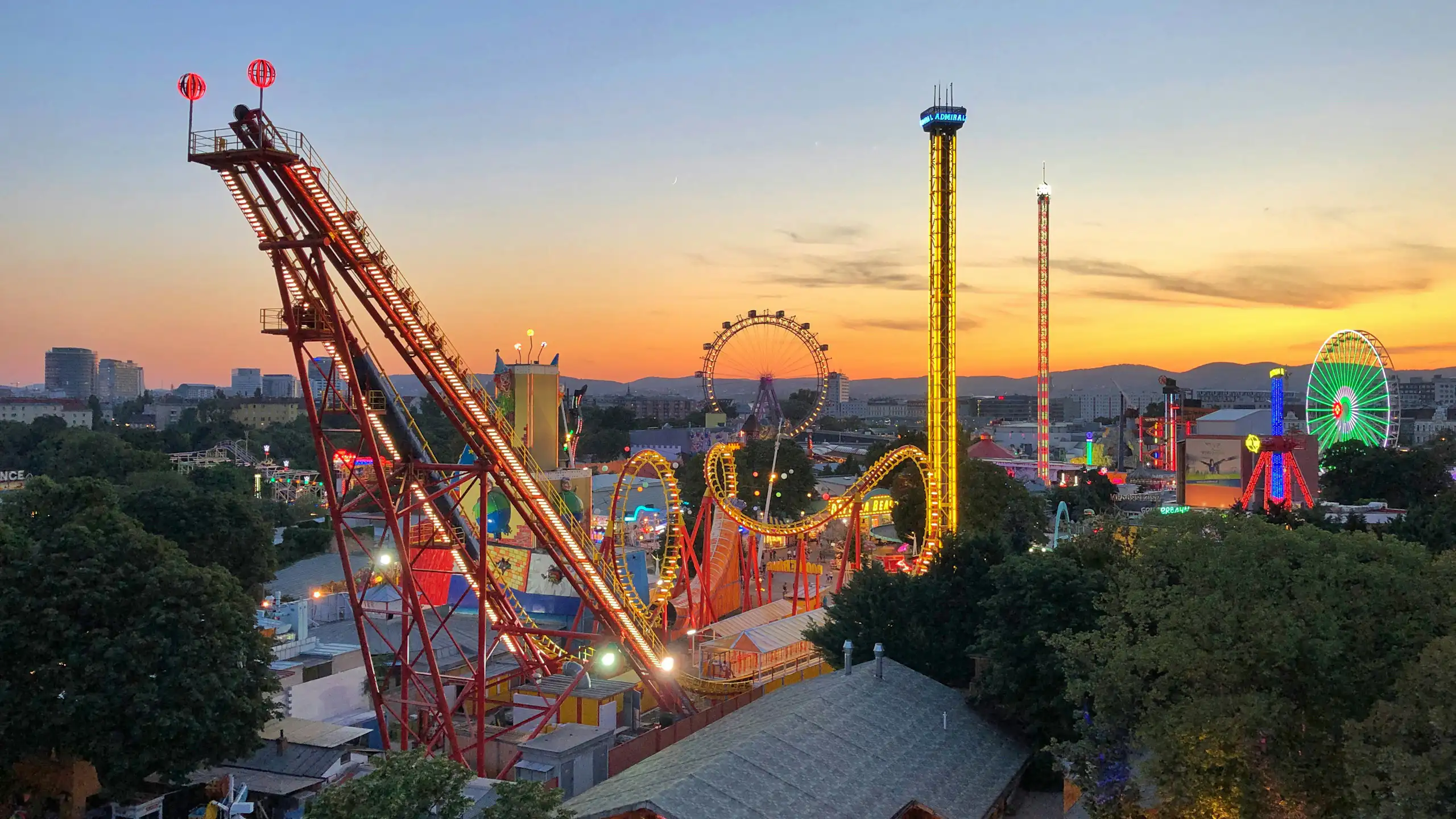 Attractions et manèges forains vus d’un point en hauteur.