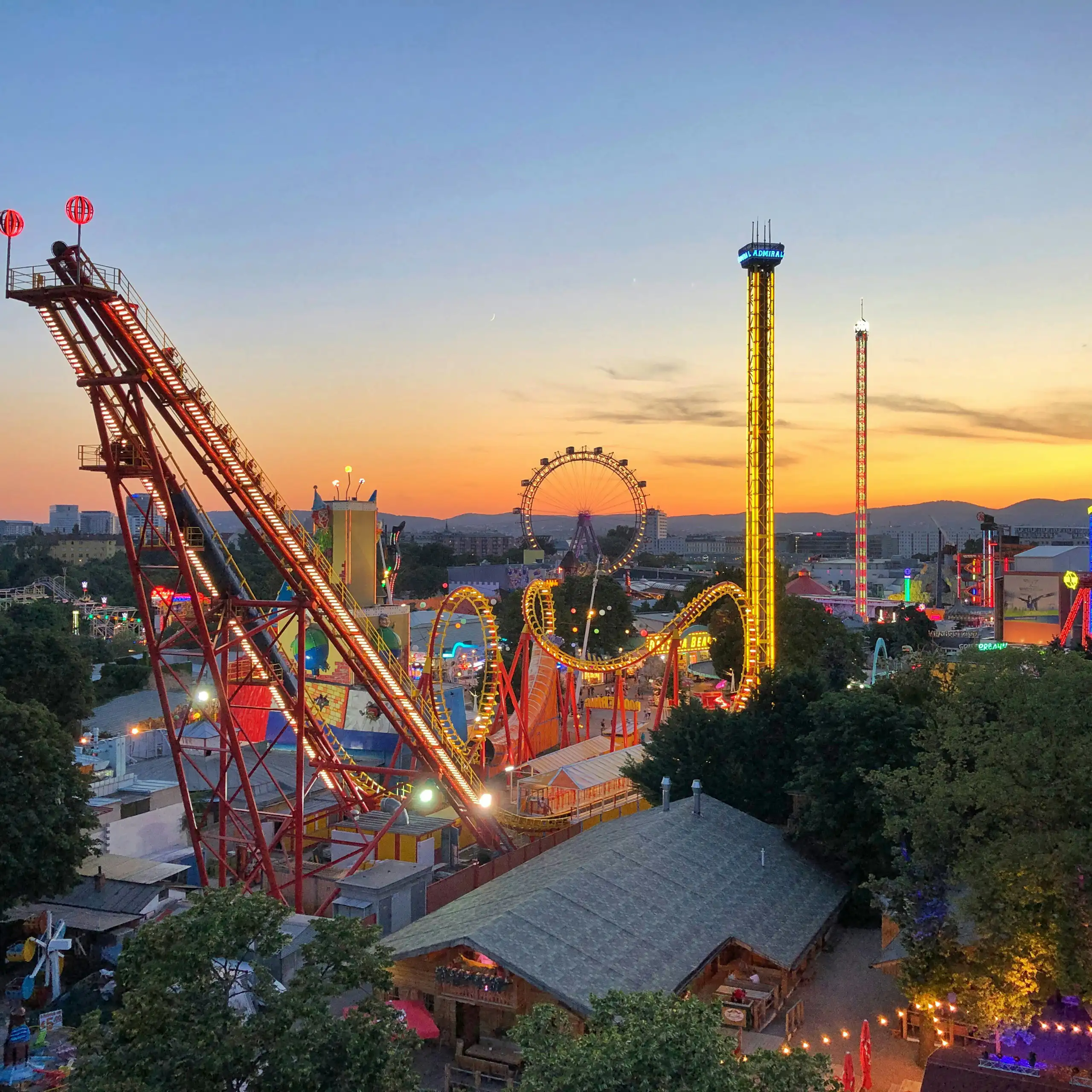 Attractions et manèges forains vus d’un point en hauteur.