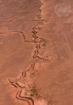 Una toma de un desierto con una trinchera que lo atraviesa de un extremo a otro.
