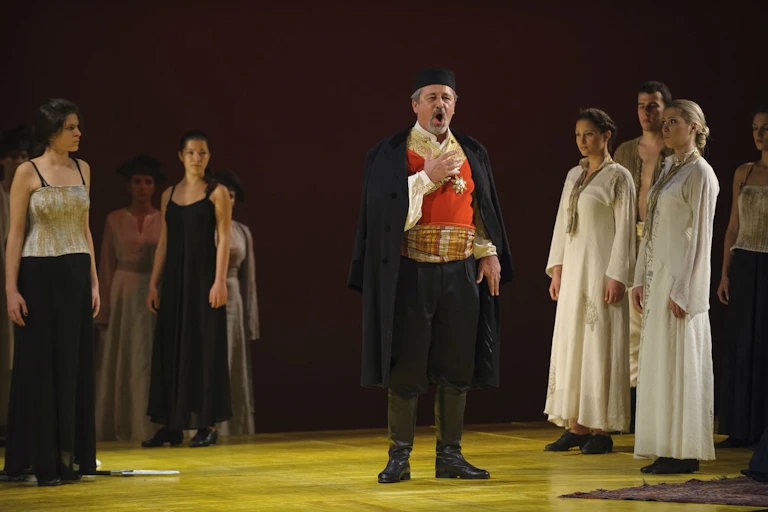Caputre d'écran d'une scène de l'opéra au moment d'un solo de ténor.