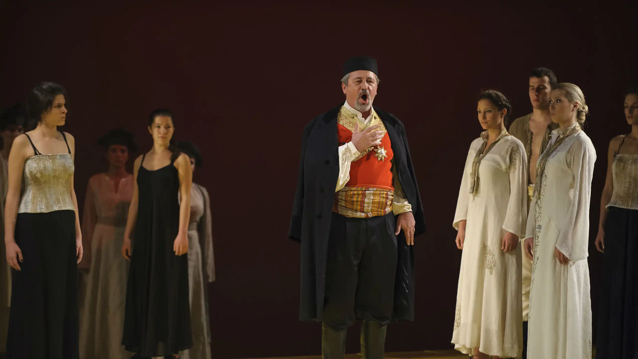 Caputre d'écran d'une scène de l'opéra au moment d'un solo de ténor.