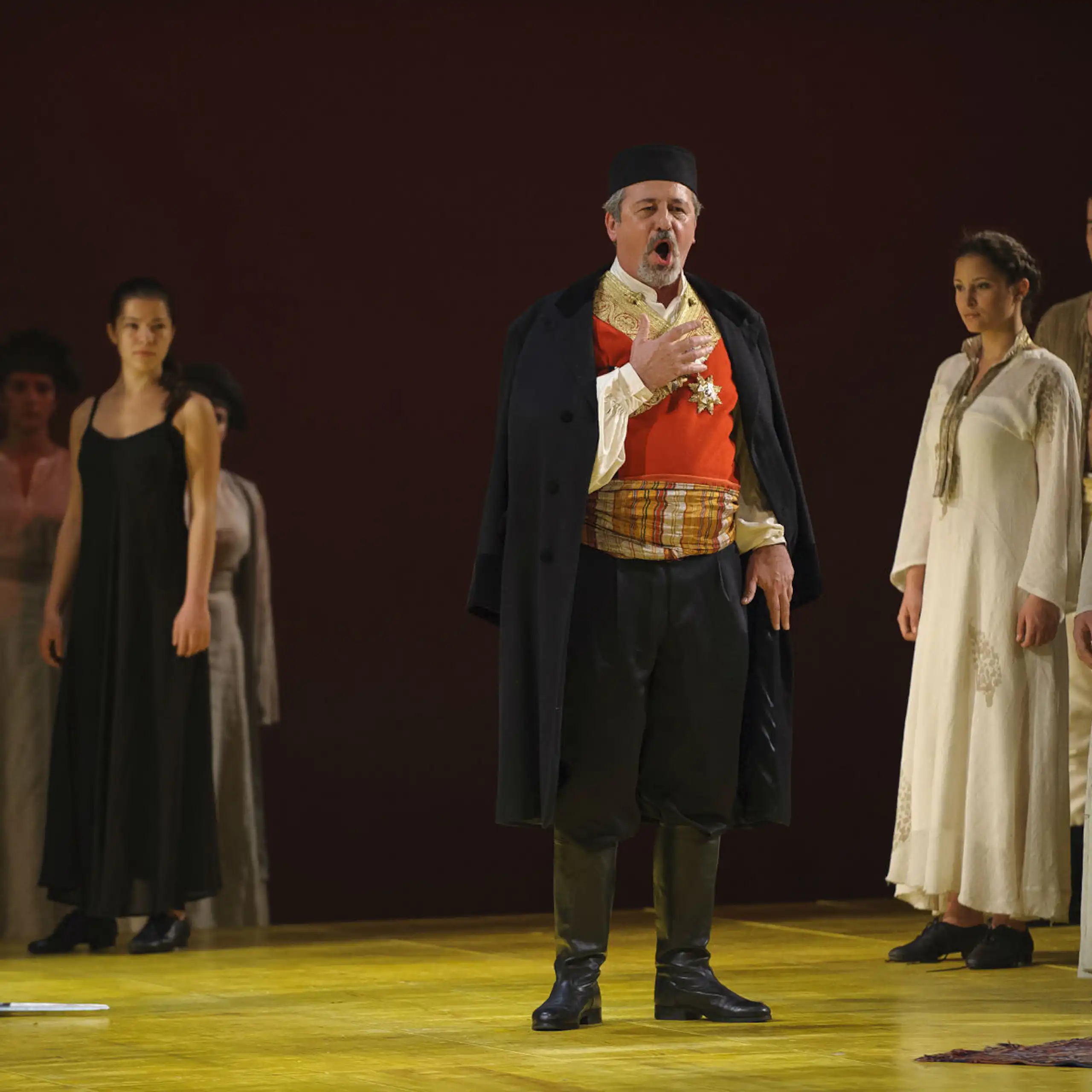 Caputre d'écran d'une scène de l'opéra au moment d'un solo de ténor.