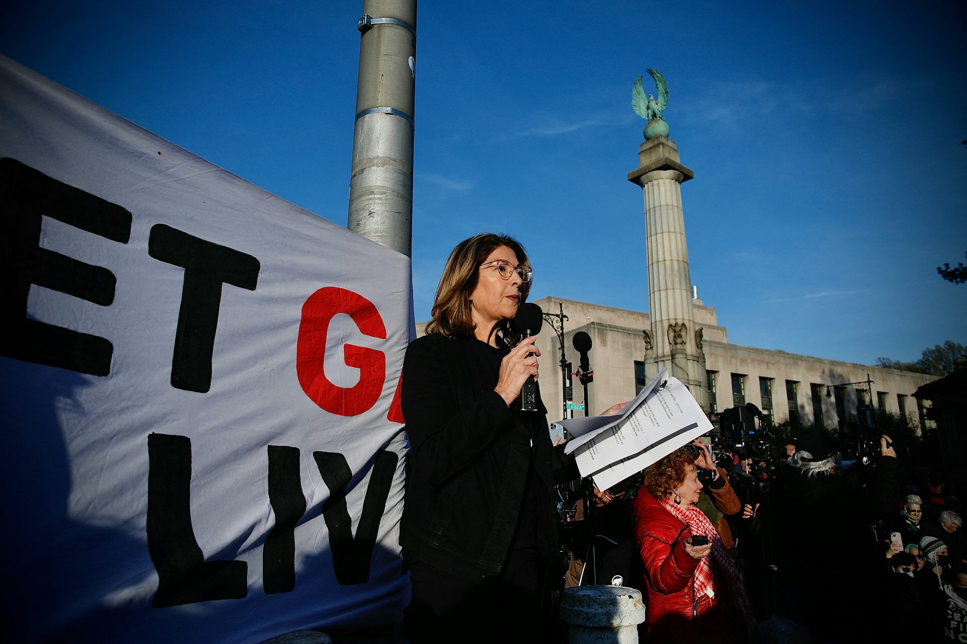 Naomi Klein prenant la parole en public au cours d'une manifestation.
