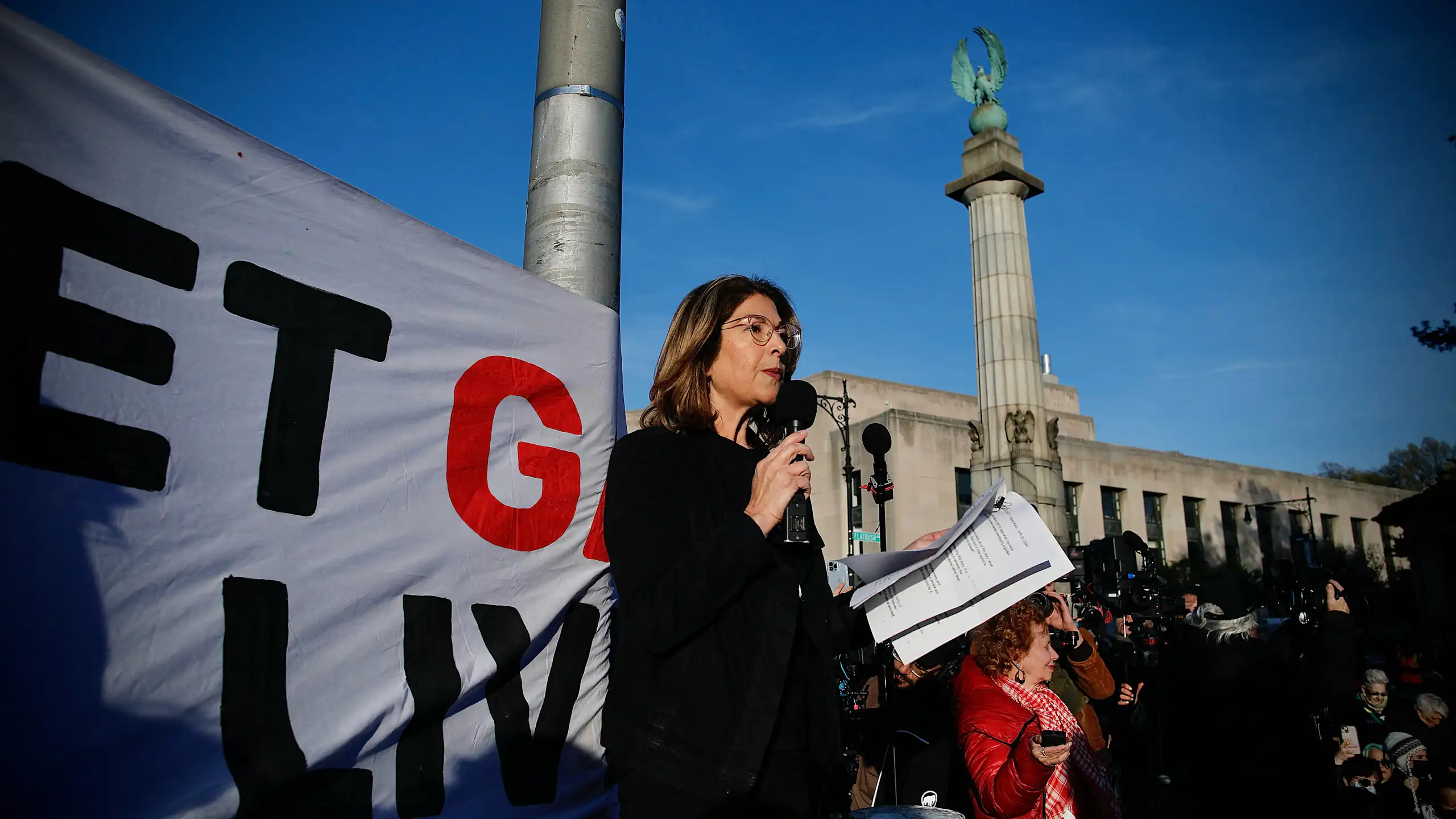 Naomi Klein prenant la parole en public au cours d'une manifestation.