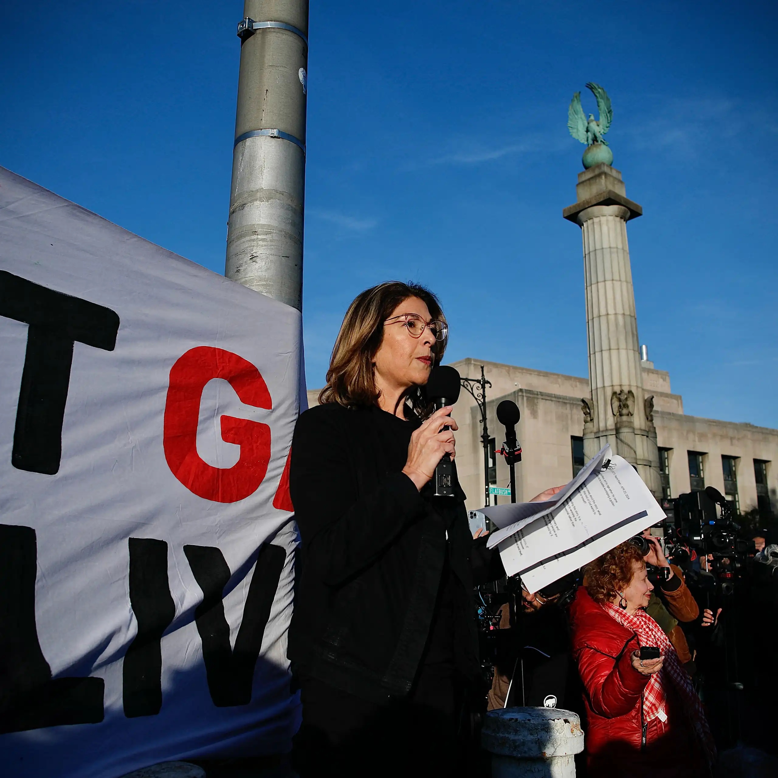 Naomi Klein prenant la parole en public au cours d'une manifestation.