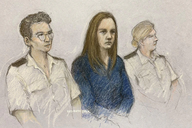 A courtroom drawing of Lucy Letby, seated between two female police officers.