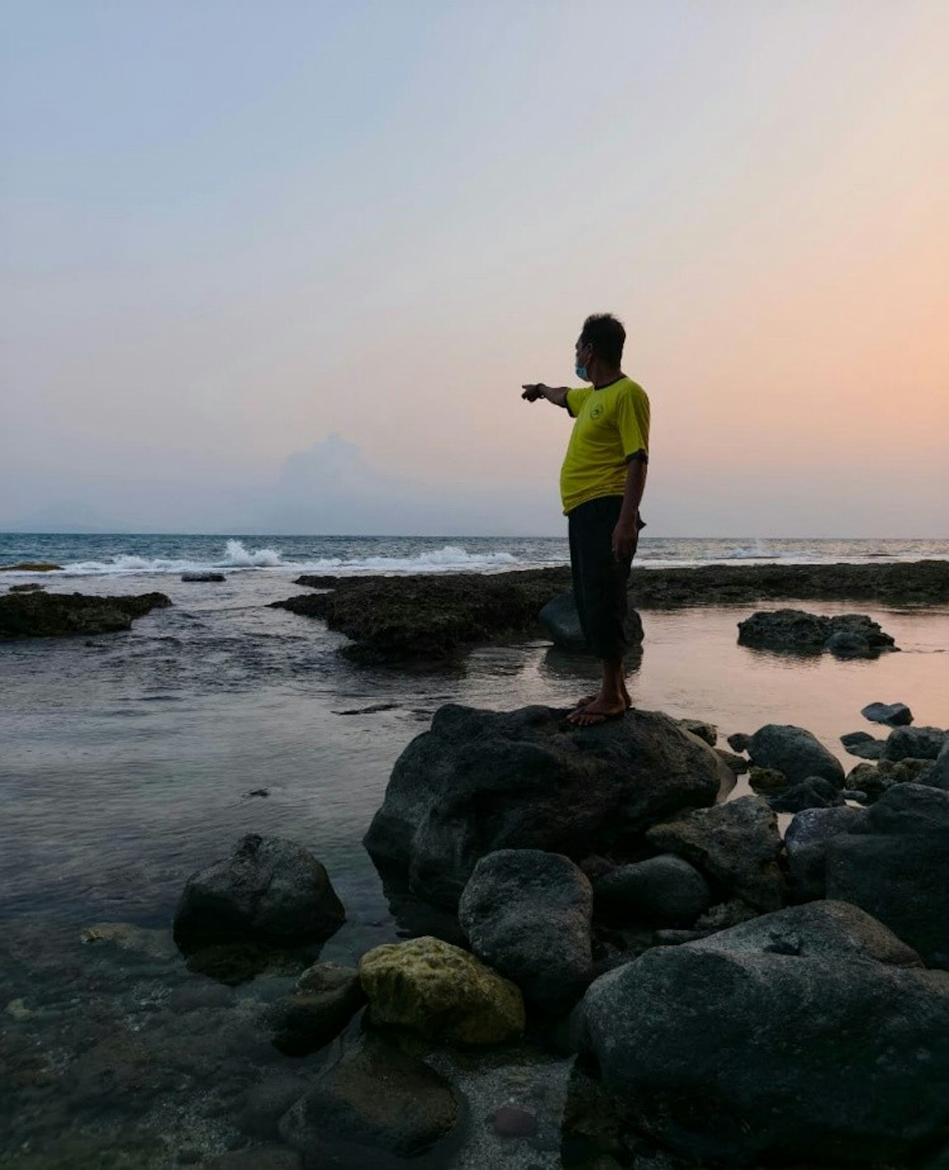 warga memantau erupsi gunung anak krakatau