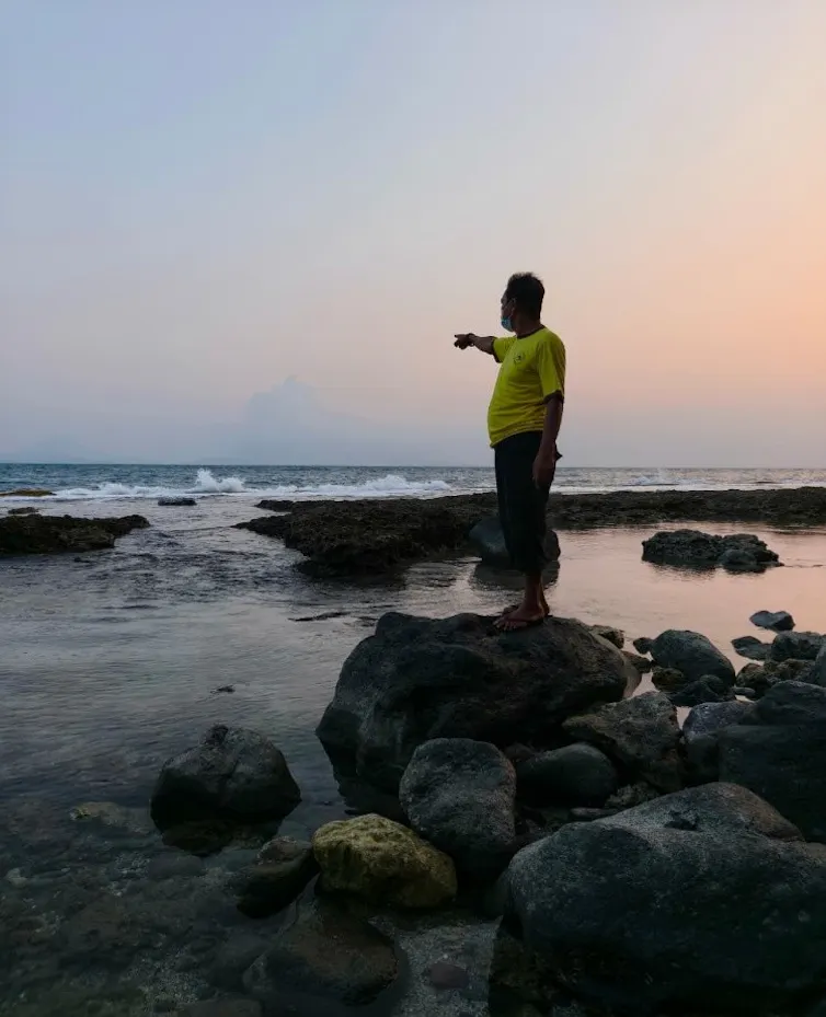 warga memantau erupsi gunung anak krakatau