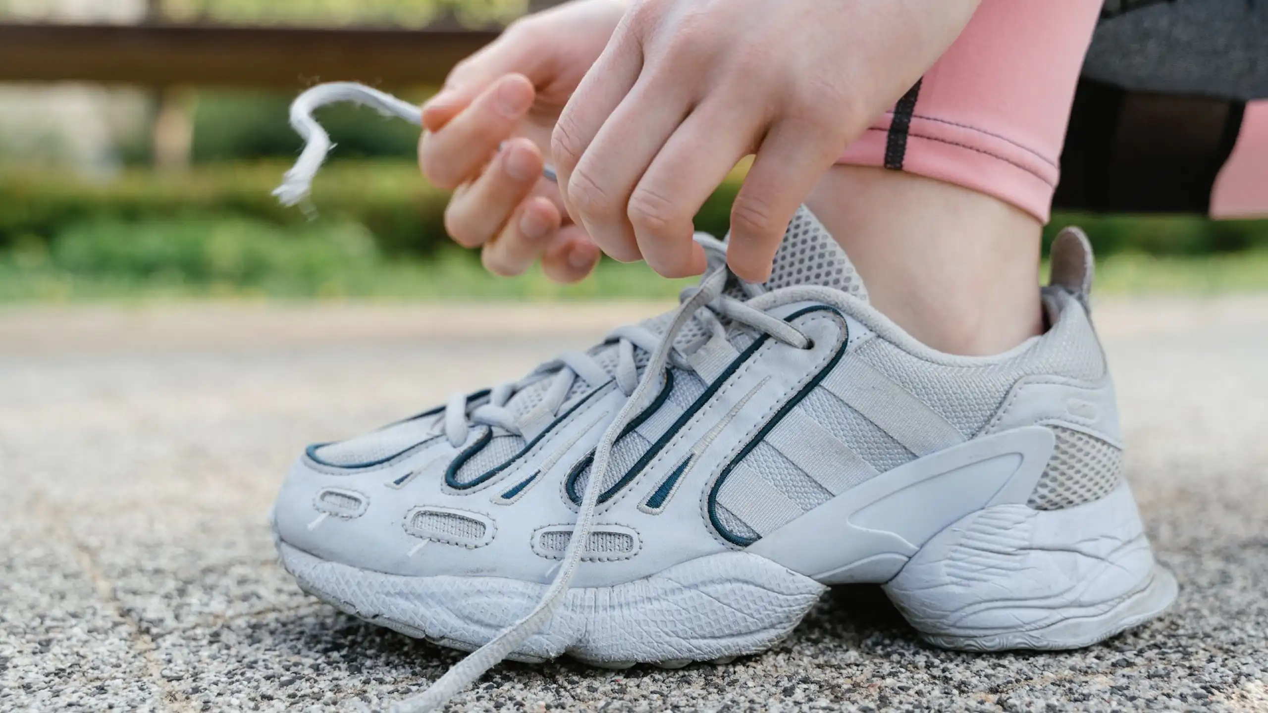 Uns sportive lace ses chaussures.