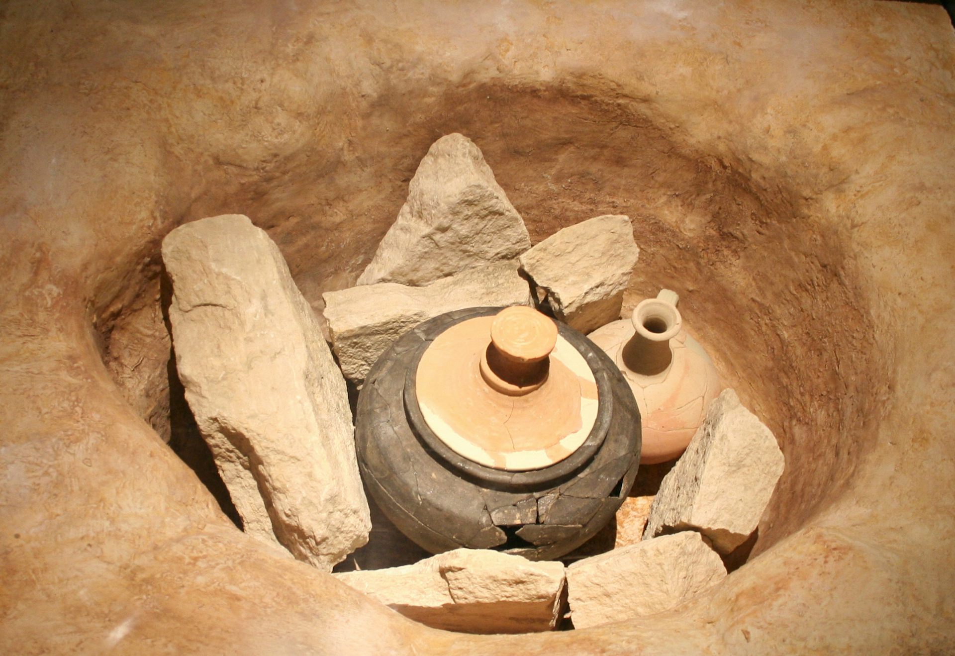 Photo de la sépulture d’incinération de la tombe 368 de la nécropole de Sainte-Barbe, à Marseille.