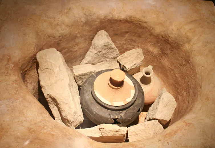 Photo de la sépulture d’incinération de la tombe 368 de la nécropole de Sainte-Barbe, à Marseille.