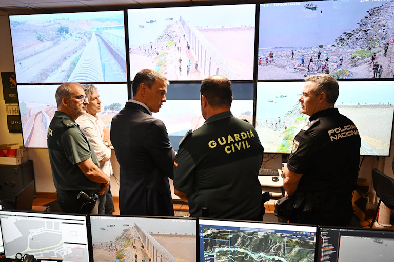 Pedro Sánchez, with representatives of the State Security Forces at the Tarajal border (Ceuta), looking at screens showing the border