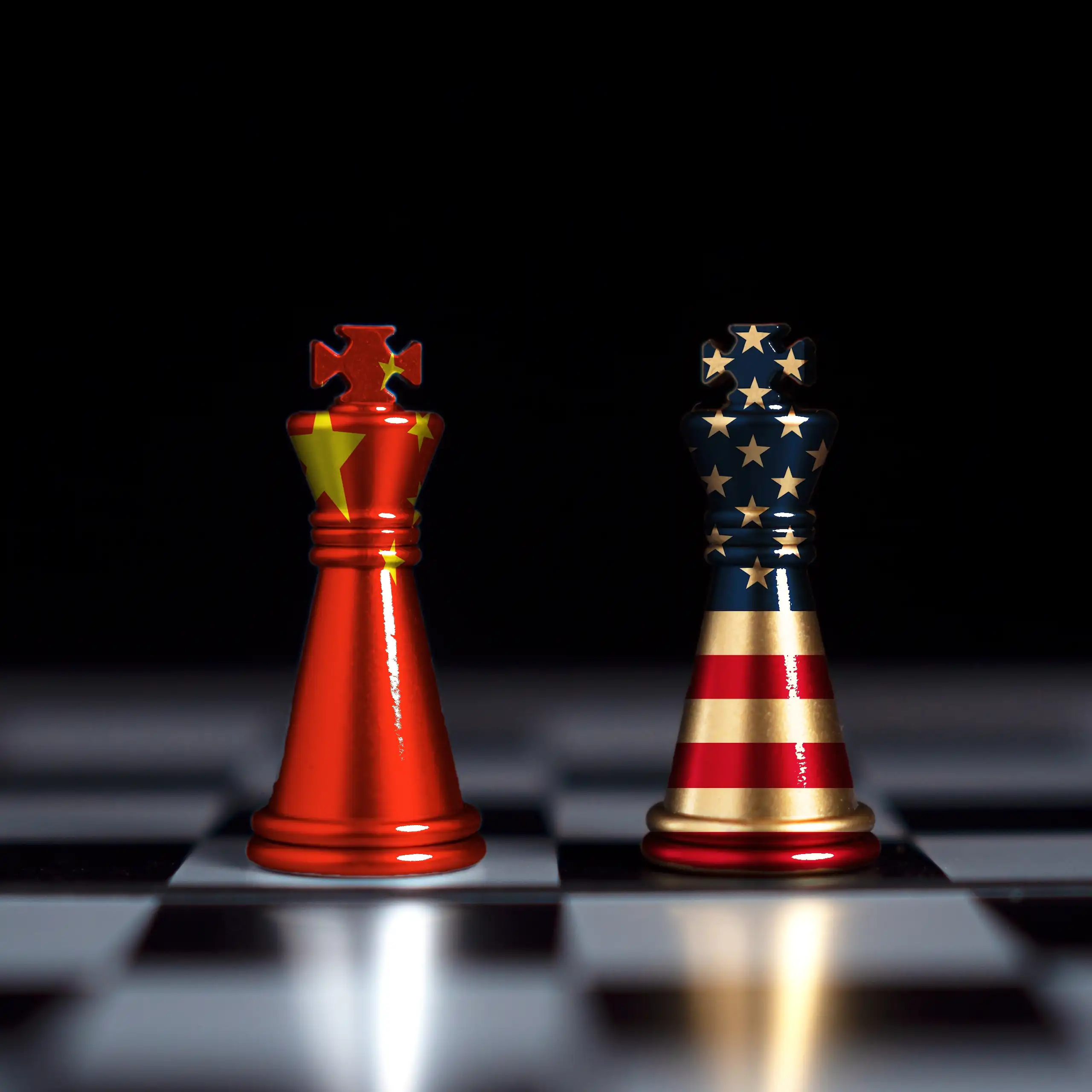 Dos piezas de ajedrez con las banderas de China y Estados Unidos