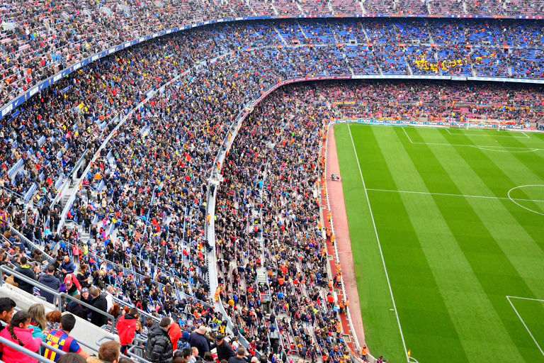 Mucho público en las gradas de un estadio de futbol.