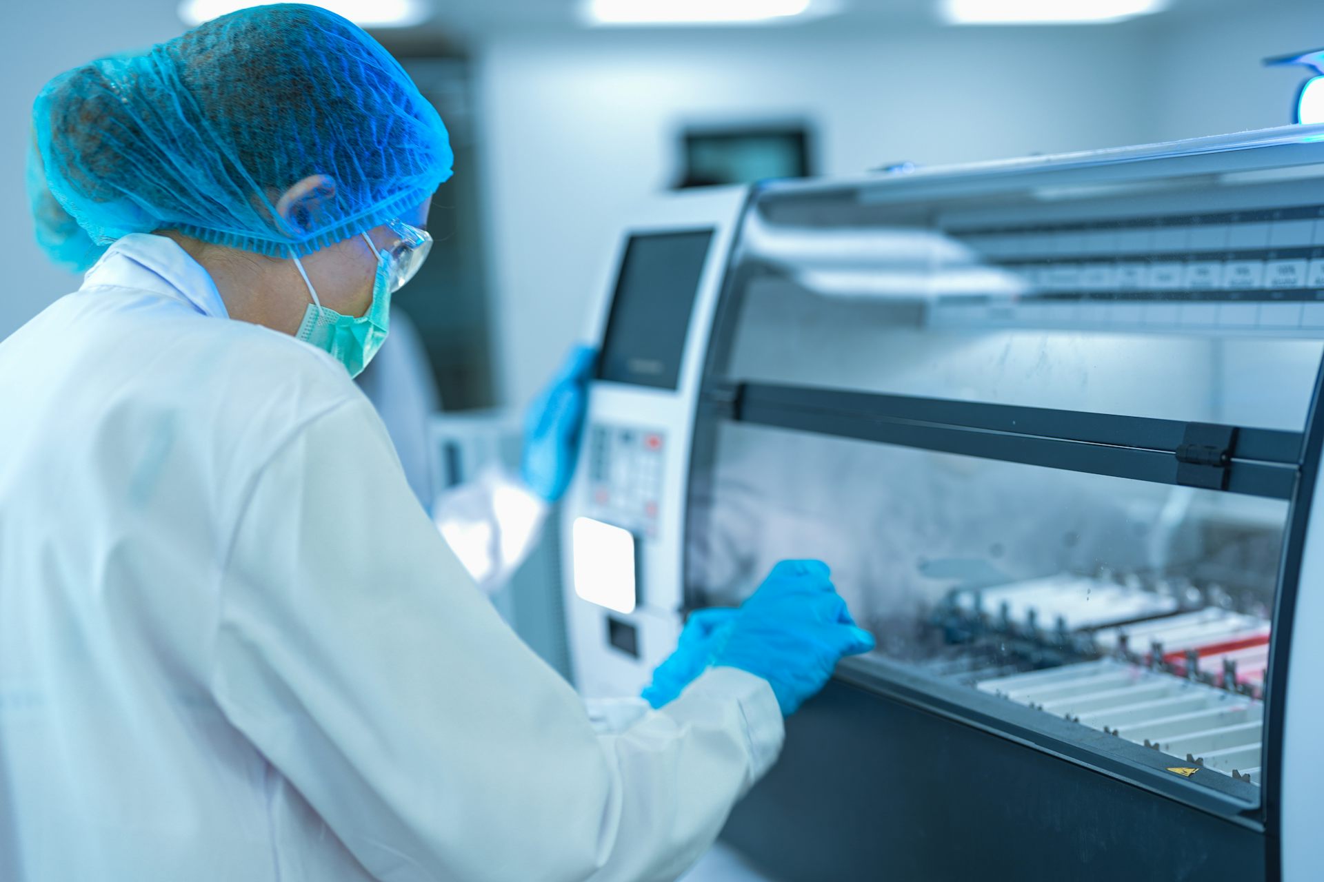 une laborantine en milieu stérile manipule des échantillons.
