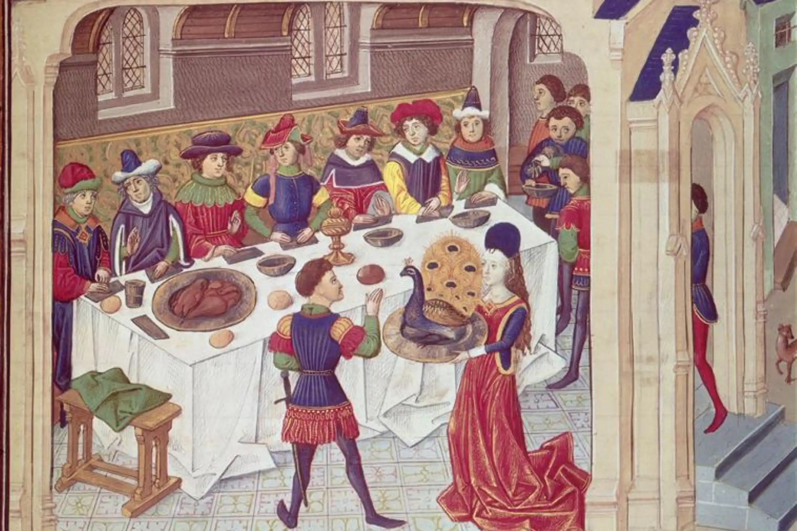 Un paon rôti, paré de ses plumes, servi lors d'un banquet.