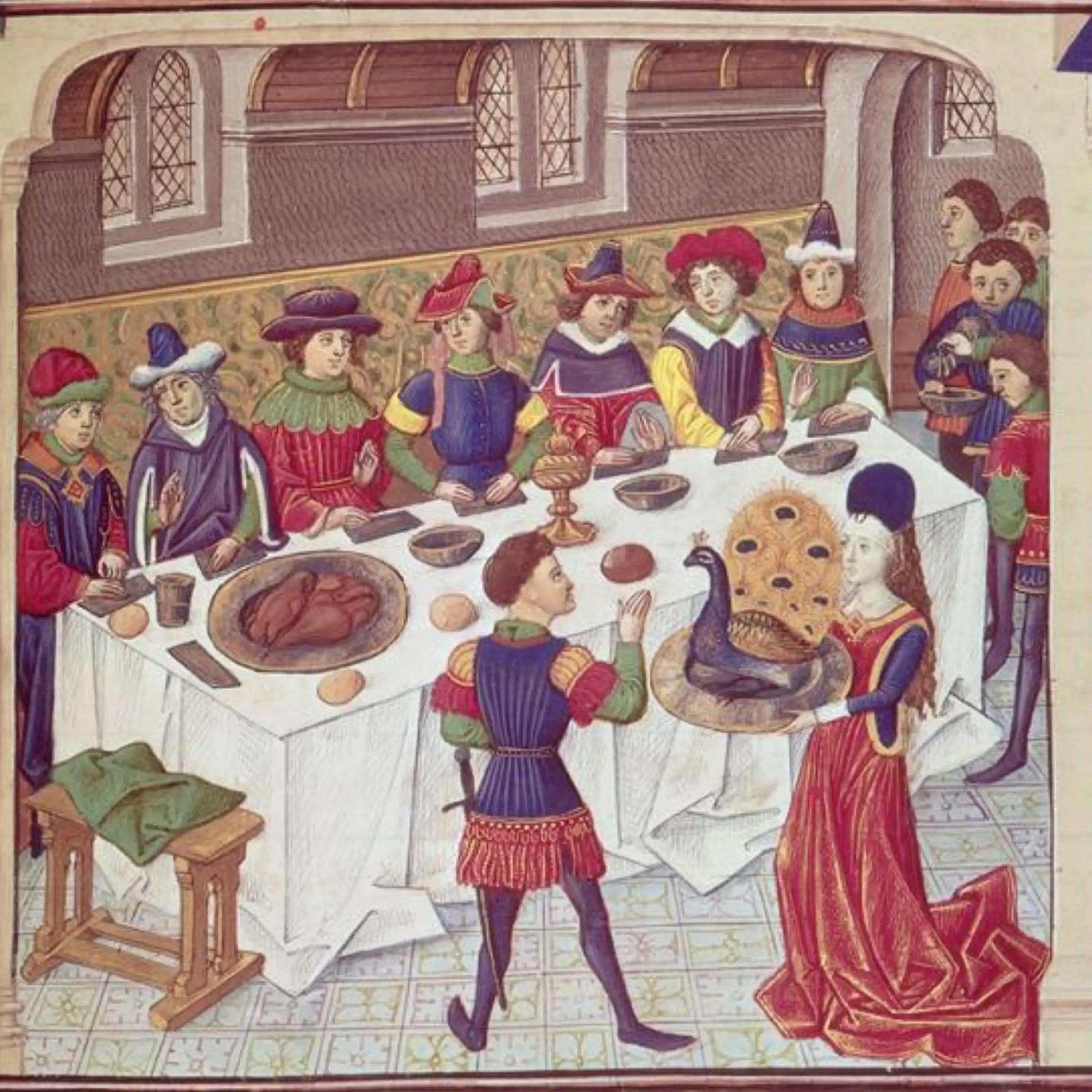 Un paon rôti, paré de ses plumes, servi lors d'un banquet.