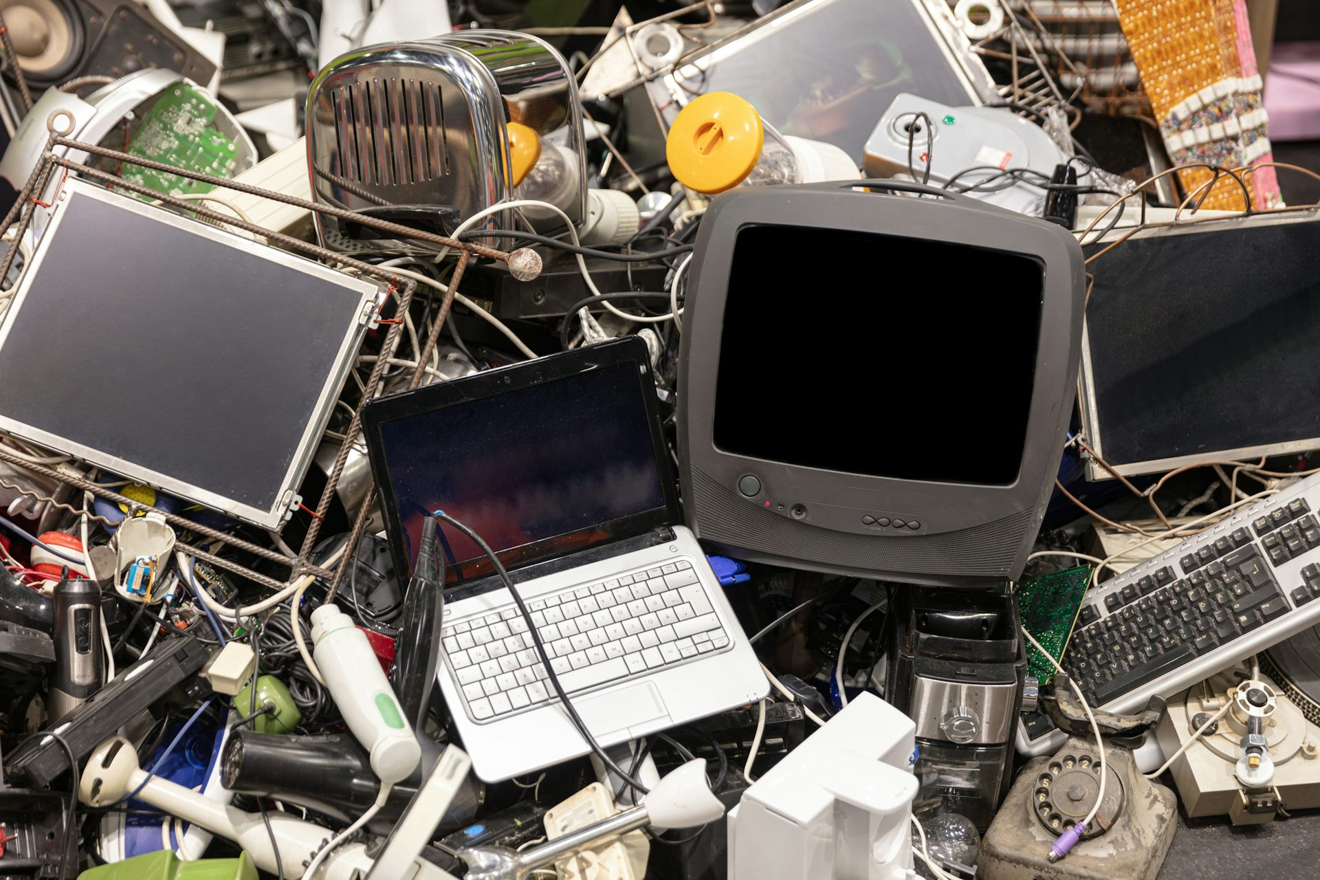 aparelhos eletrônicos velhos empilhados para reciclagem