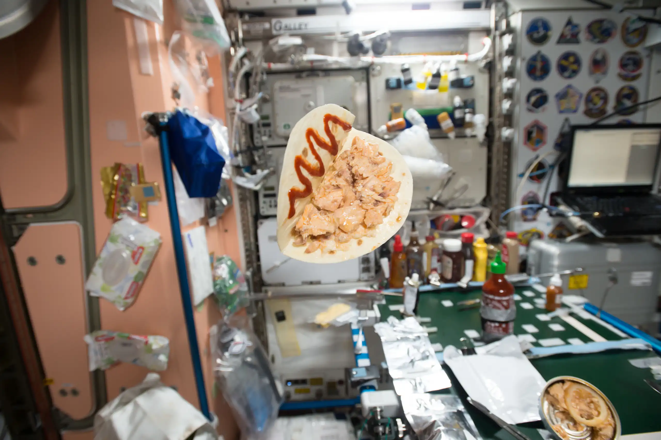 tortilla et saumon volant dans la cabine de l’ISS/