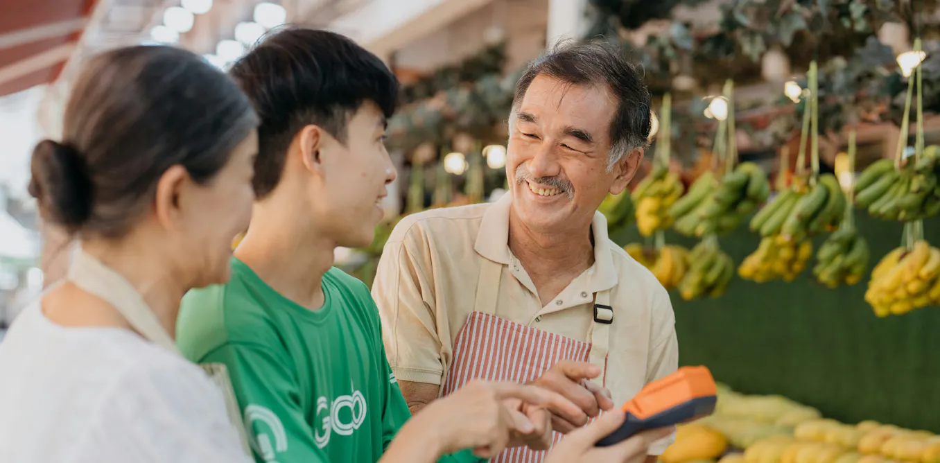 It’s OK if managers step in to help their sales staff – but not too much It’s OK if managers step in to help their sales staff – but not too much