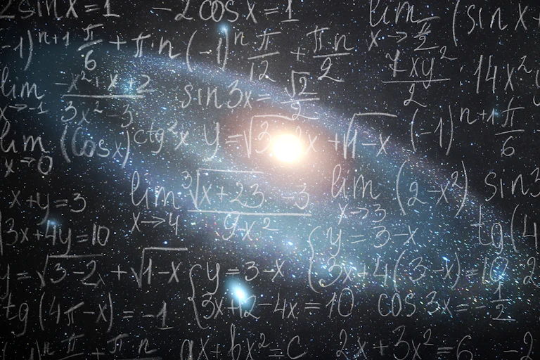Pizarra con fórmulas y una galaxia en medio